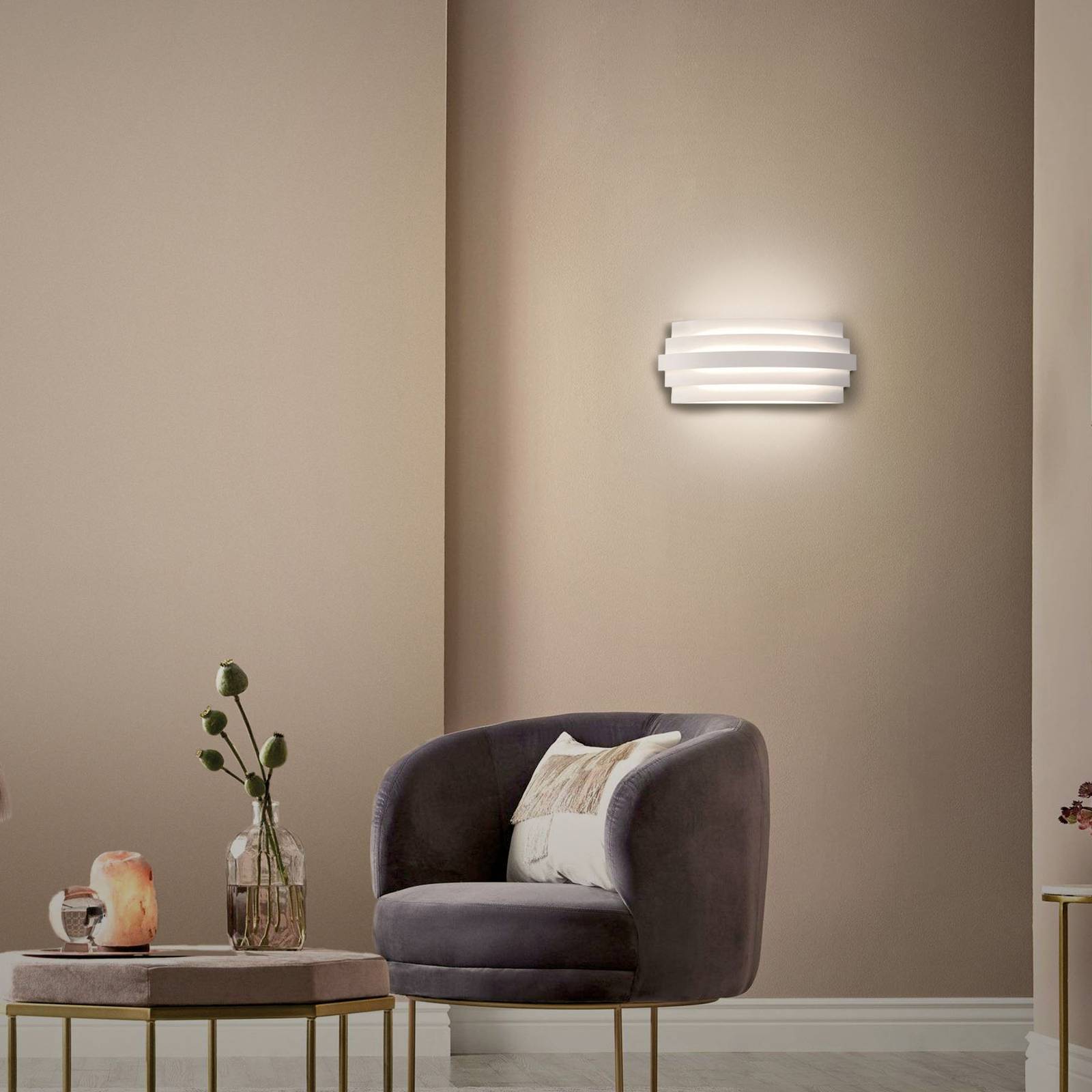 Applique LED Luxur blanche en éventail diffusant une lumière indirecte — vue 2