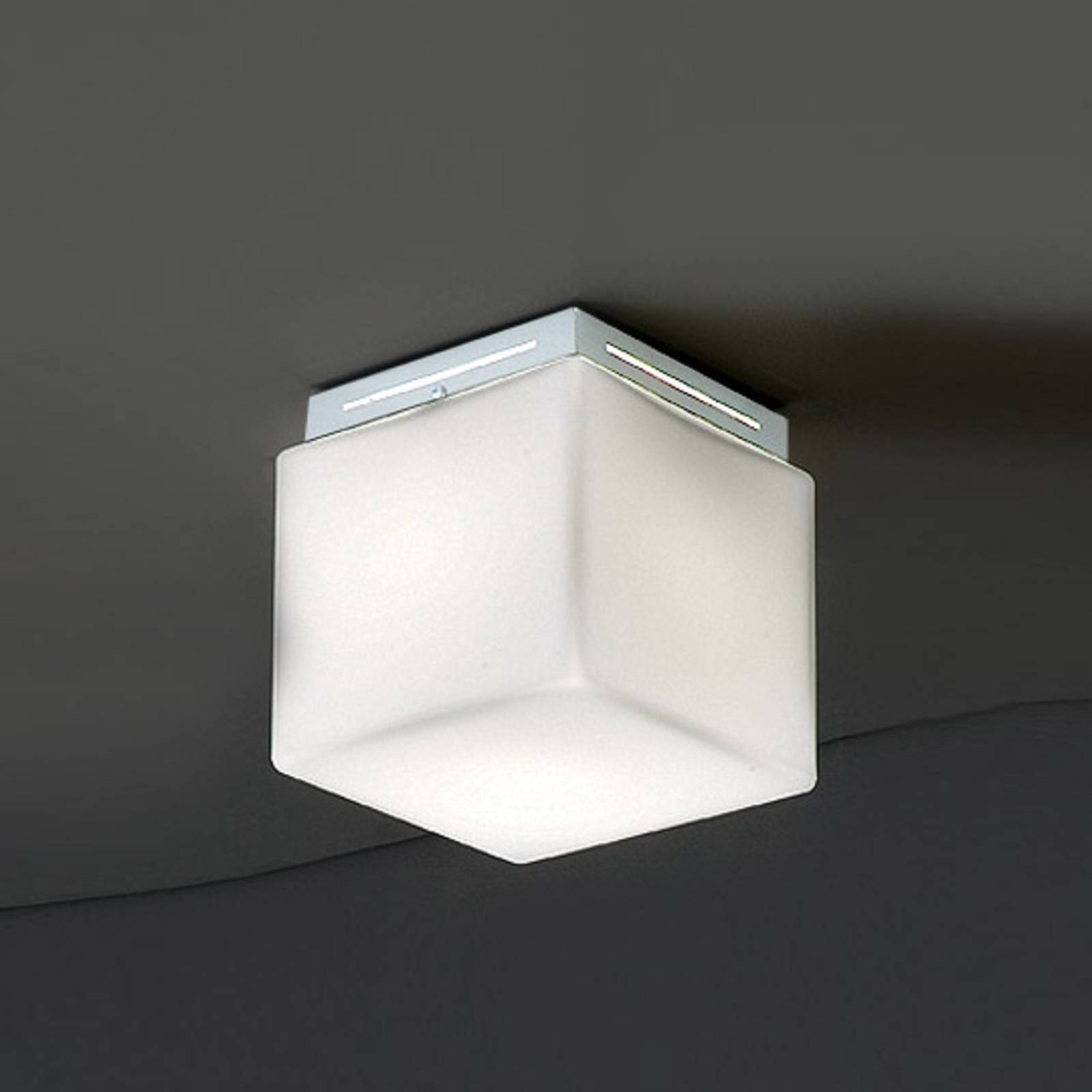 Plafonnier Cubis blanc au corps cubique en verre et fixation discrète