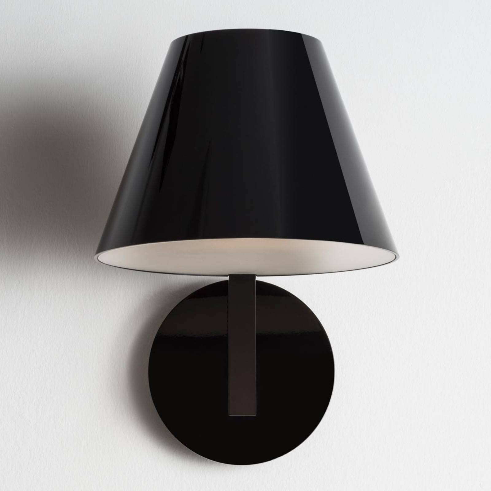 Applique Artemide La Petite noire avec abat-jour et tige murale inclinée