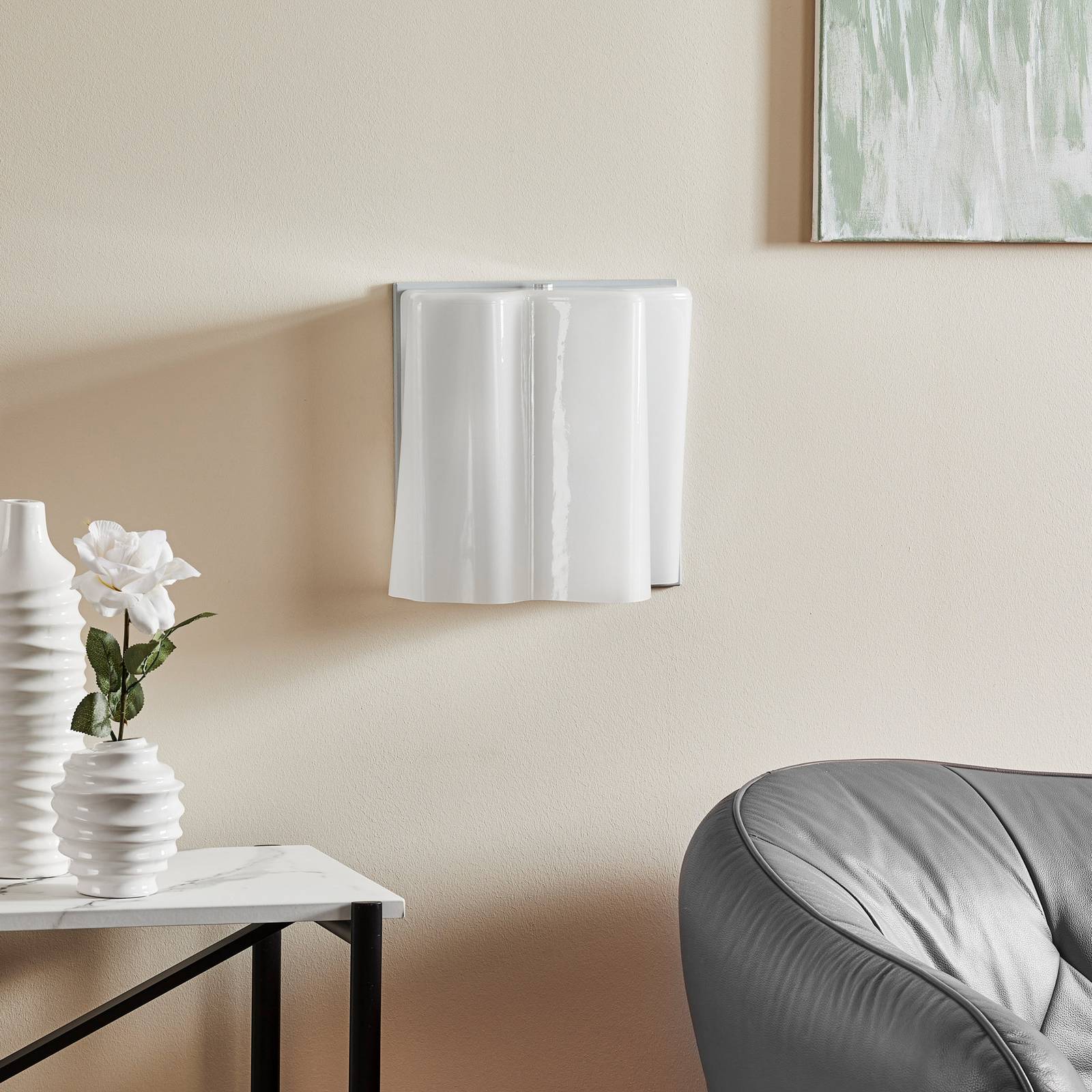 Applique Artemide Logico Micro blanche en verre plissé, au design sculptural — vue 3
