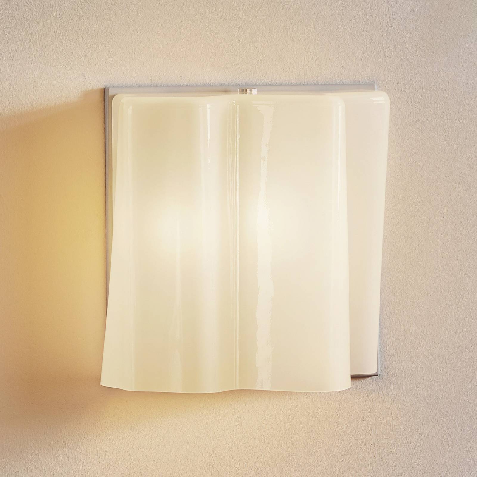Applique Artemide Logico Micro blanche en verre plissé, au design sculptural