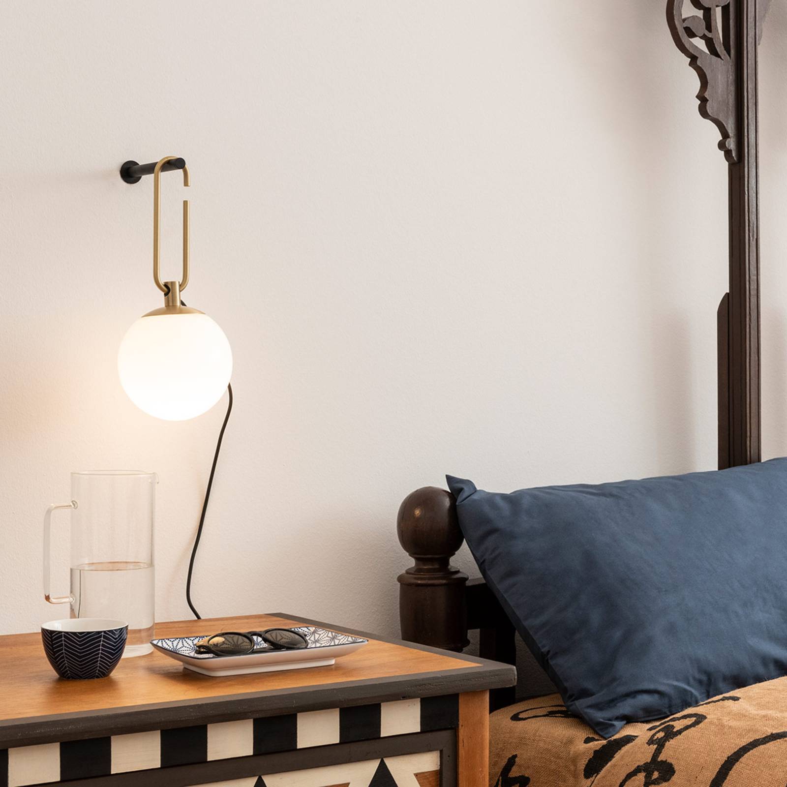 Applique Artemide nh Wall avec globe blanc soufflé et structure métallique — vue 2