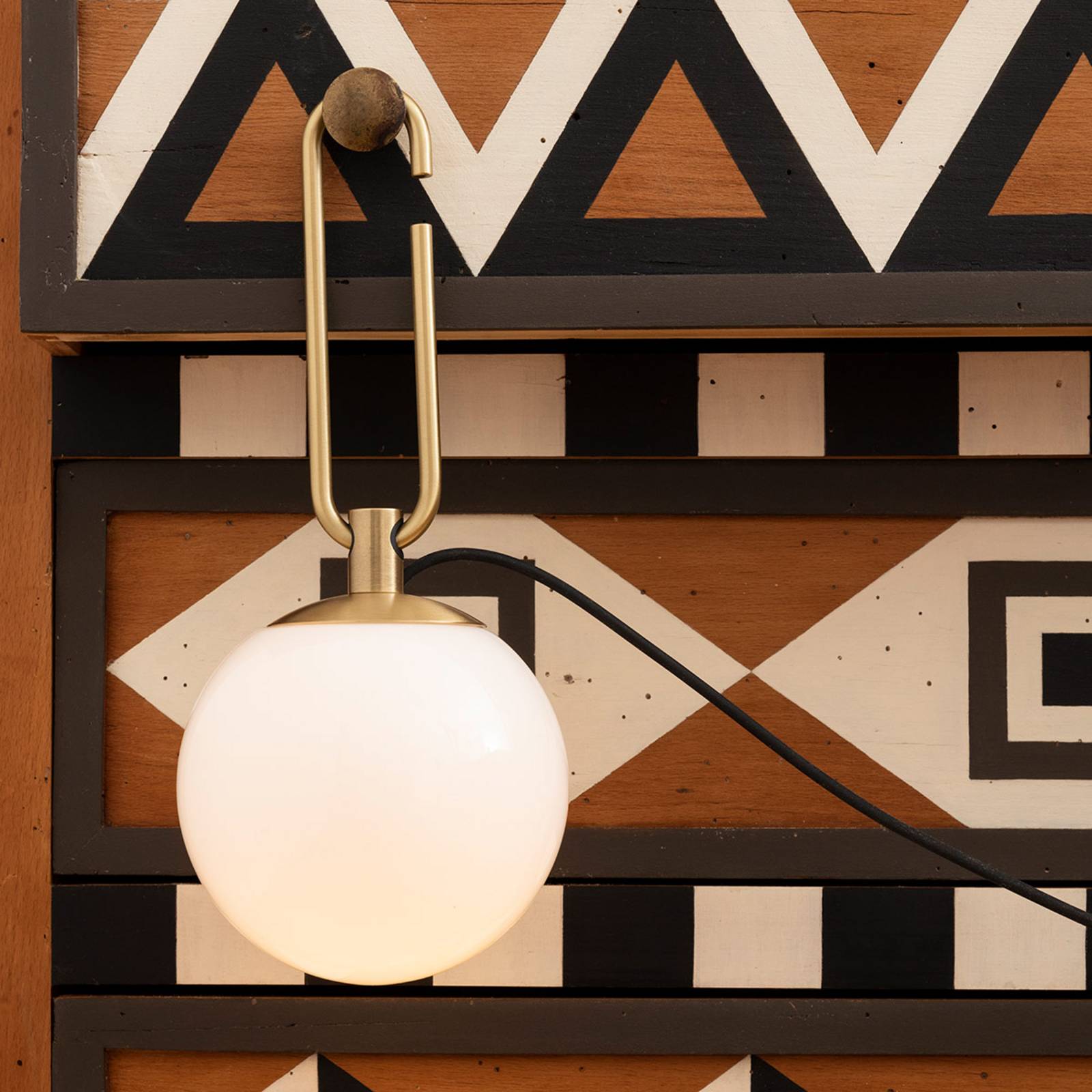 Applique Artemide nh Wall avec globe blanc soufflé et structure métallique — vue 3