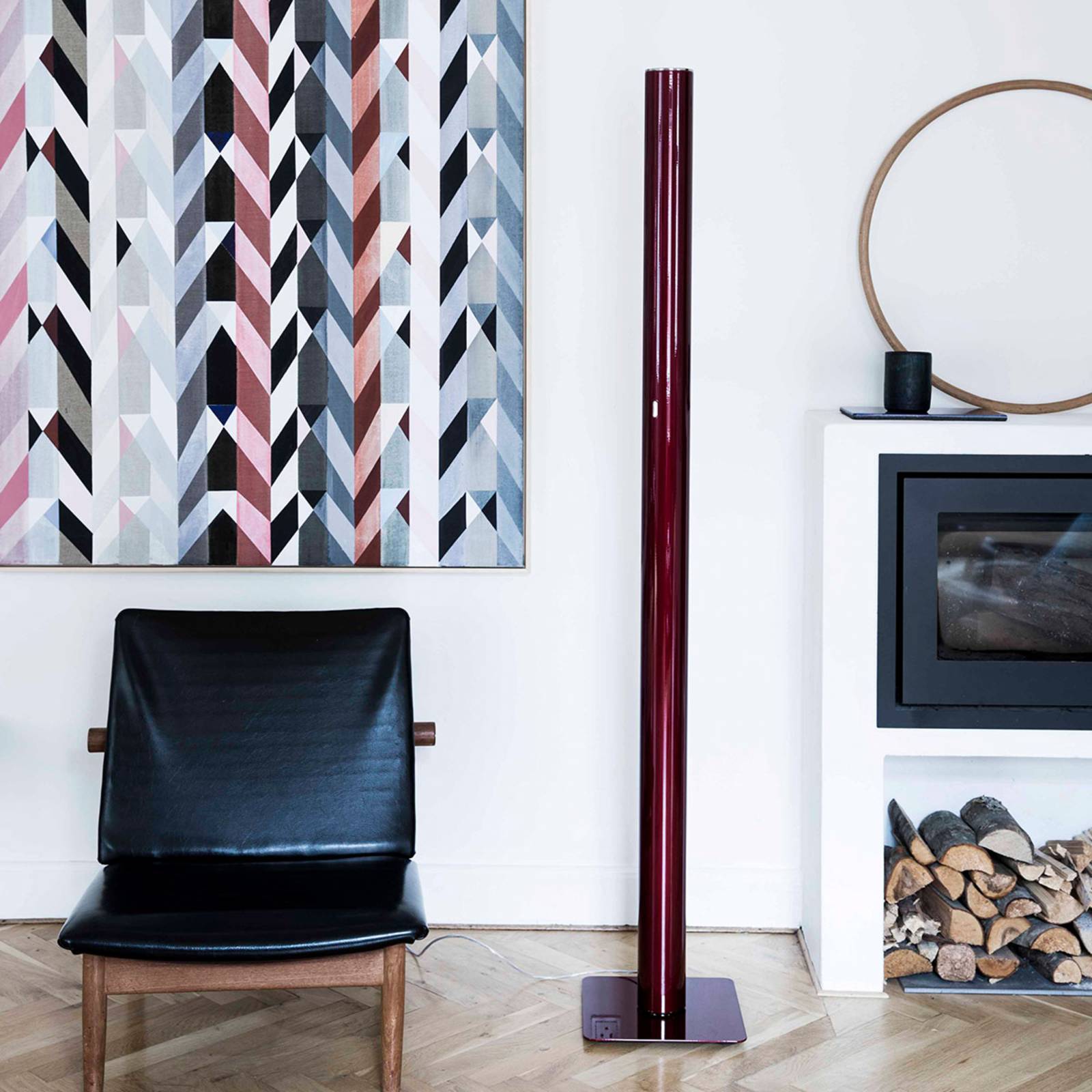 Artemide Ilio, lampadaire LED rouge élancé avec lumière indirecte blanc chaud — vue 2