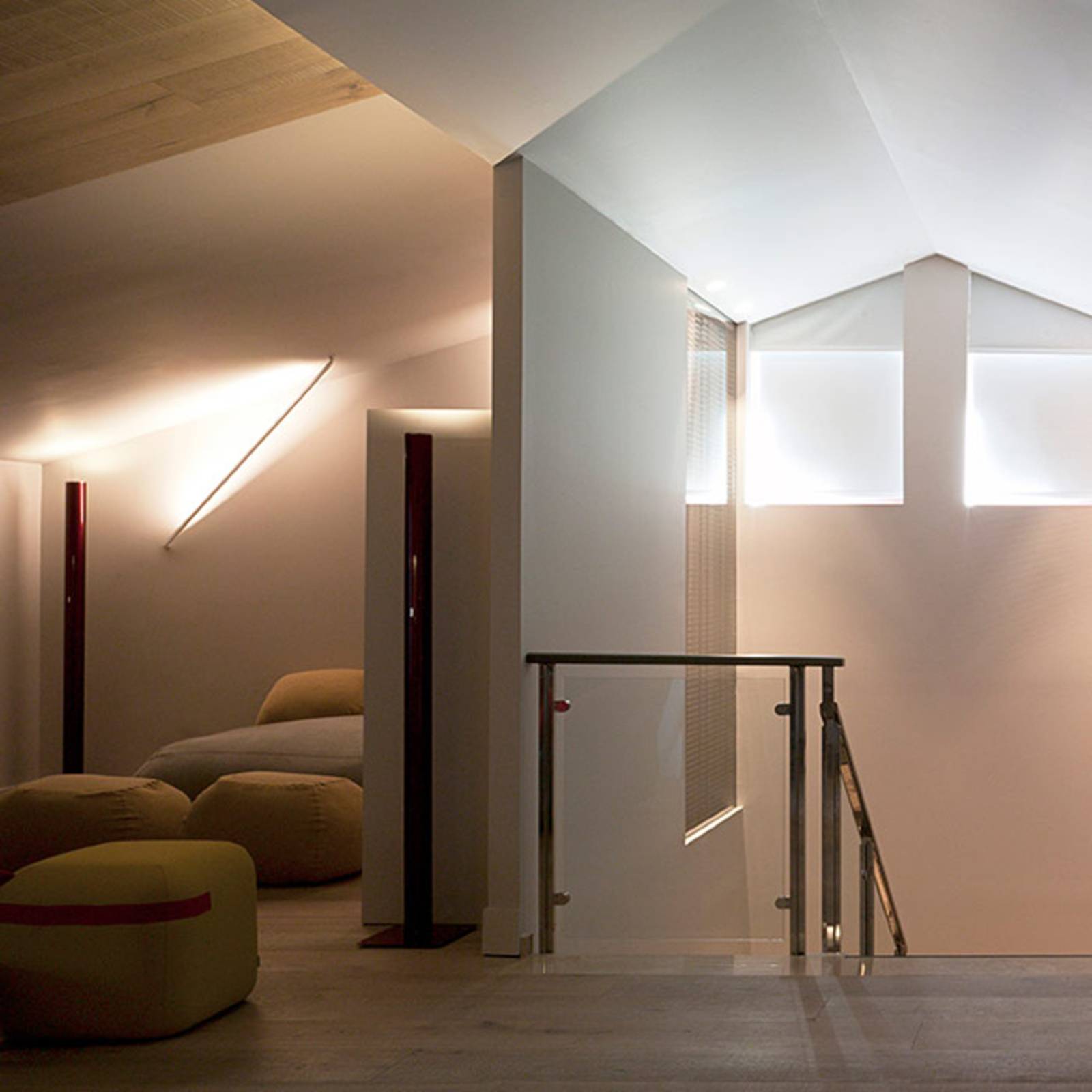 Artemide Ilio, lampadaire LED rouge élancé avec lumière indirecte blanc chaud — vue 3