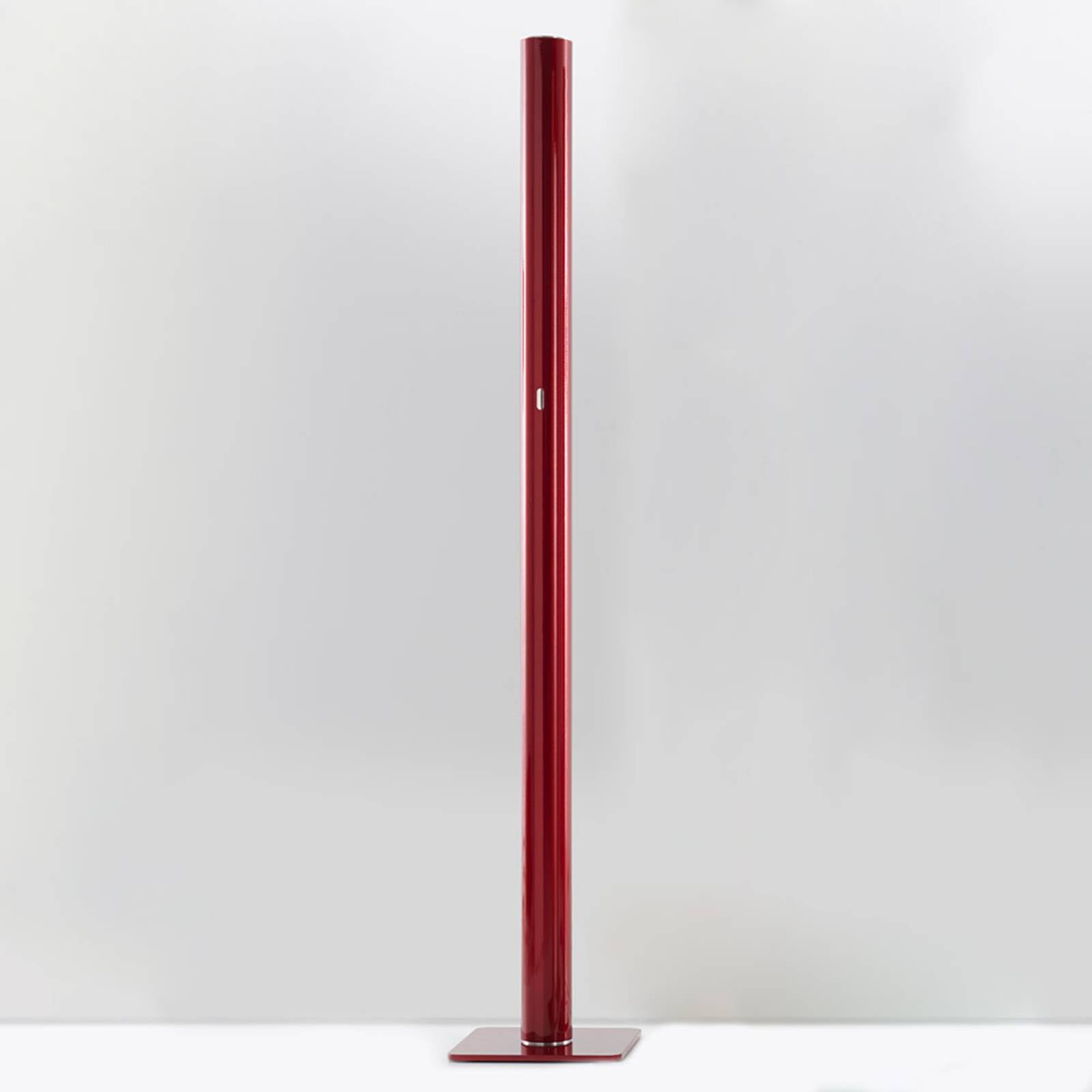 Artemide Ilio, lampadaire LED rouge élancé avec lumière indirecte blanc chaud
