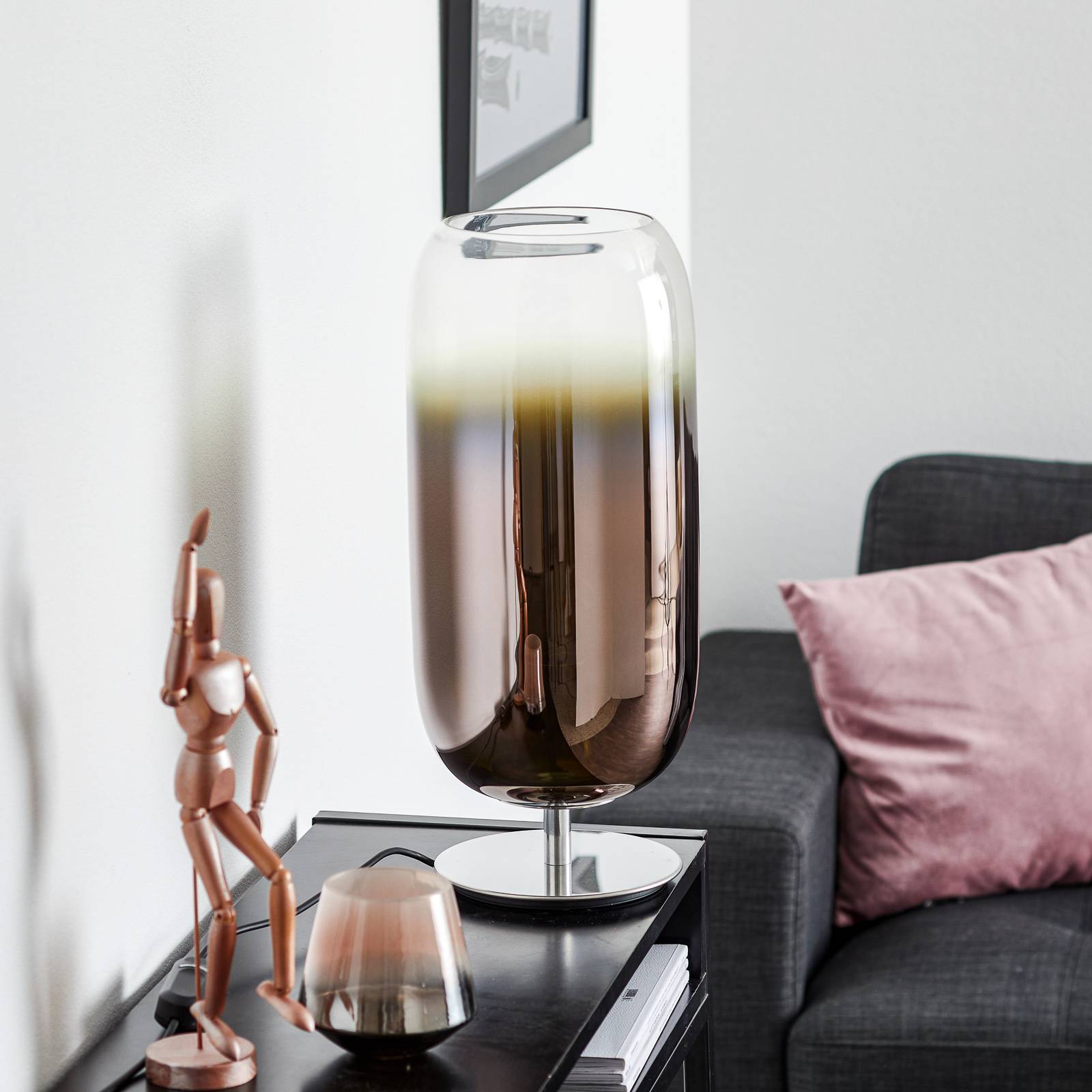 Lampe à poser Artemide Gople en verre cuivré et argenté sur un meuble — vue 2