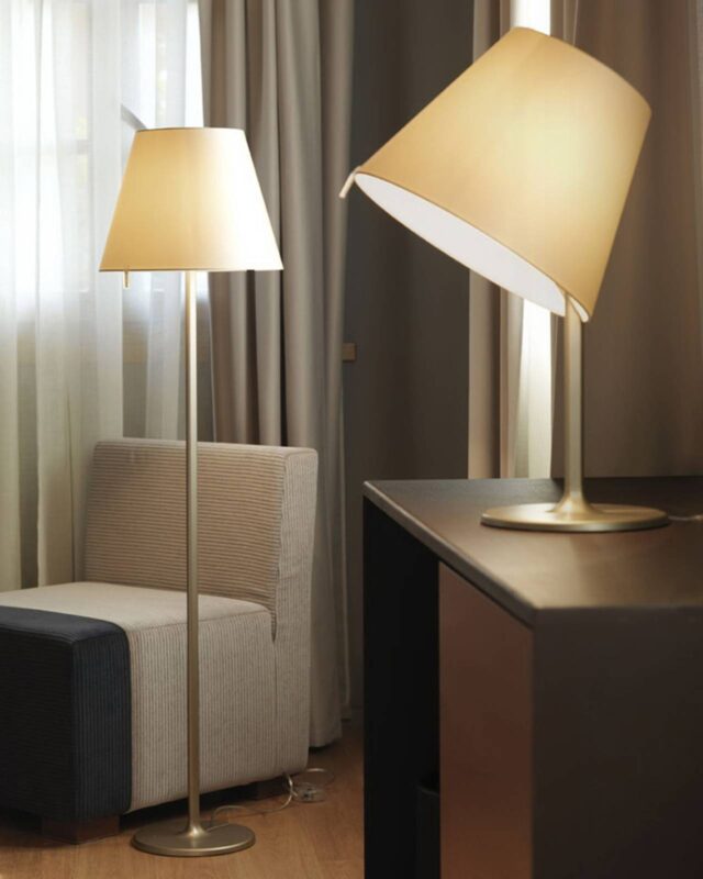 Lampadaire Artemide Melampo bronze écru avec abat-jour orientable en satin de soie