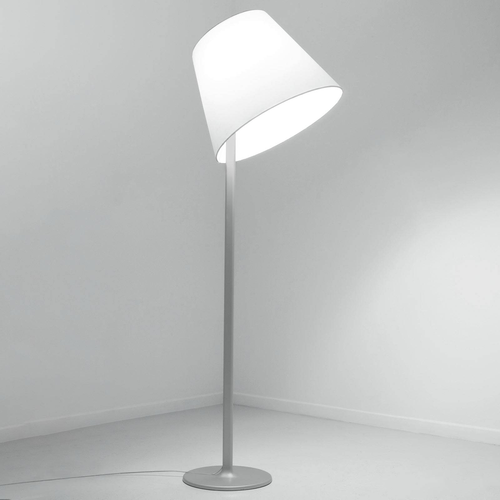 Lampadaire Artemide Melampo gris avec abat-jour orientable en satin de soie
