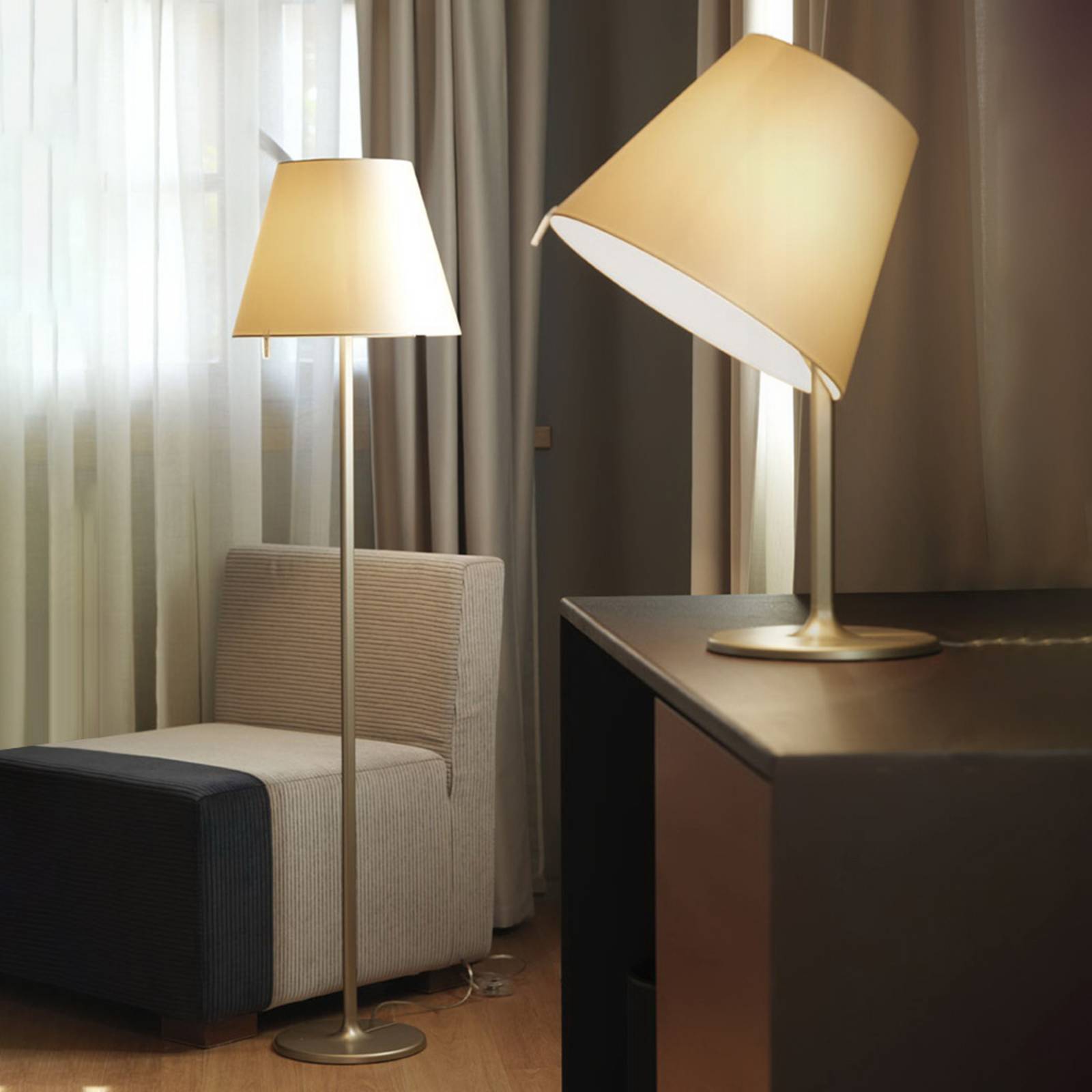 Lampe à poser Artemide Melampo bronze et écru avec abat-jour orientable — vue 2