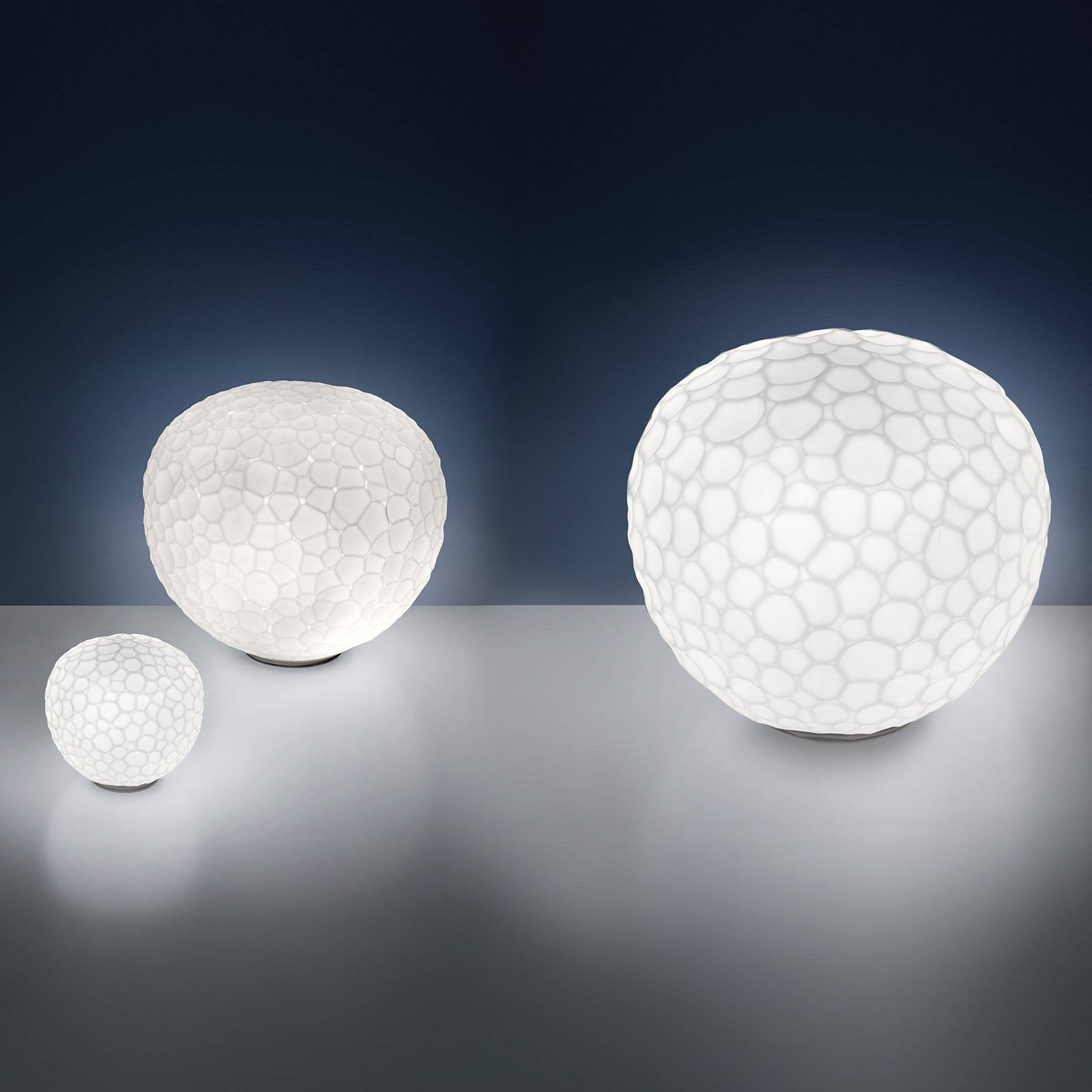 Lampe à poser Artemide Meteorite en verre texturé pour lumière diffuse — vue 2