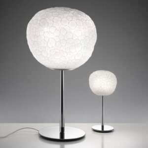 lampe à poser Artemide Meteorite en verre travaillé au profil minéral.