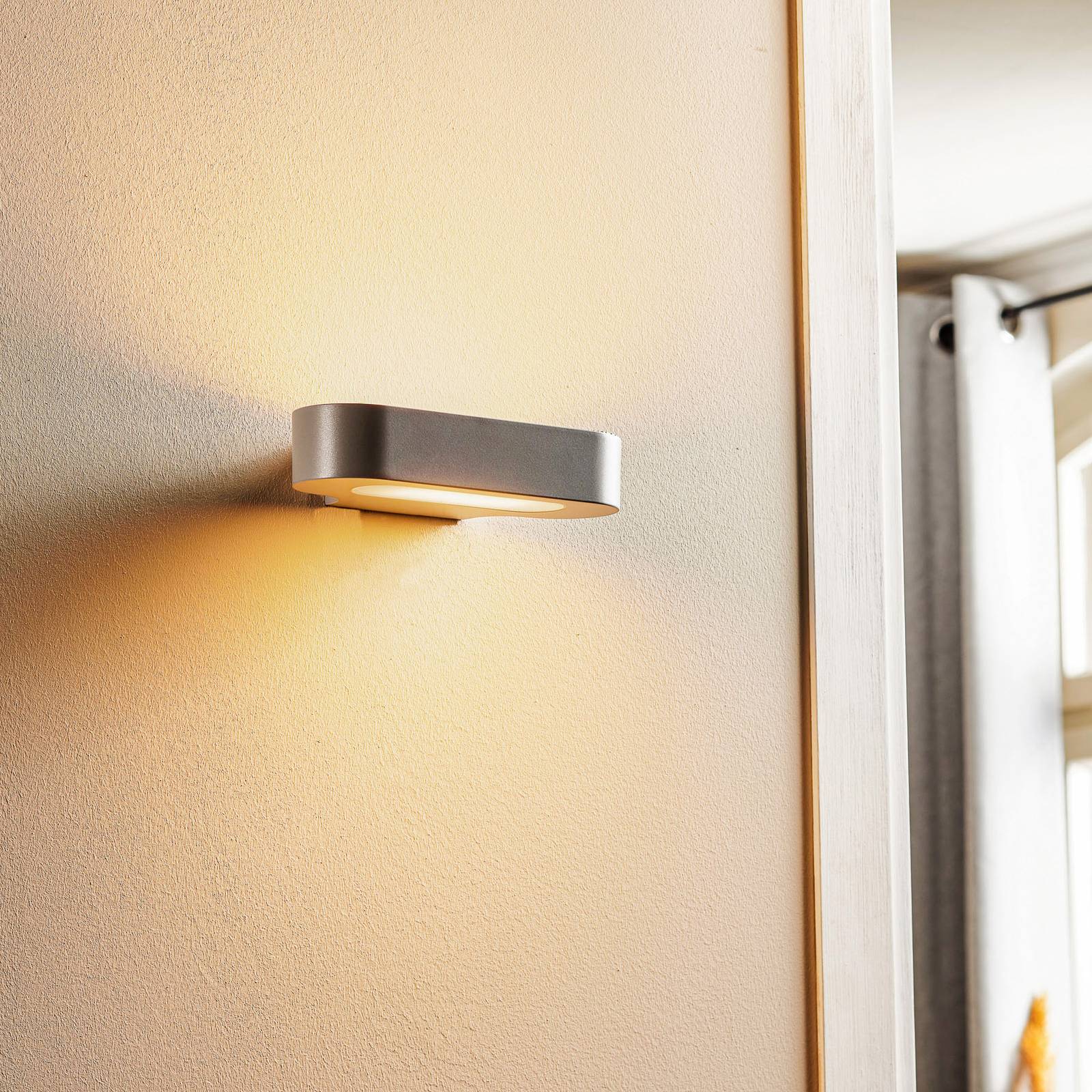Applique Artemide Talo argentée avec lumière LED diffusée vers le haut et le bas — vue 2