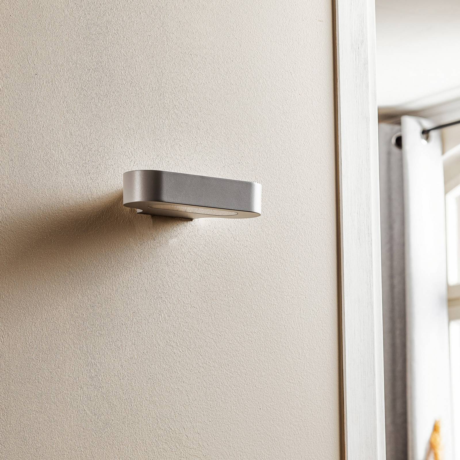 Applique Artemide Talo argentée avec lumière LED diffusée vers le haut et le bas — vue 3