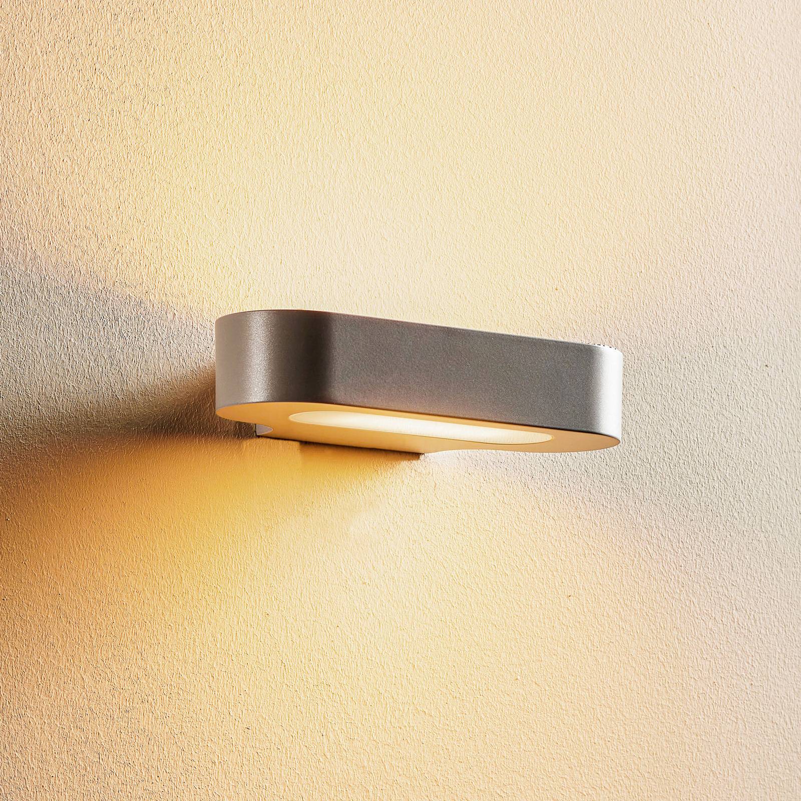 Applique Artemide Talo argentée avec lumière LED diffusée vers le haut et le bas