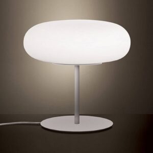Lampe Artemide Itka avec abat-jour en verre blanc soufflé et pied fin