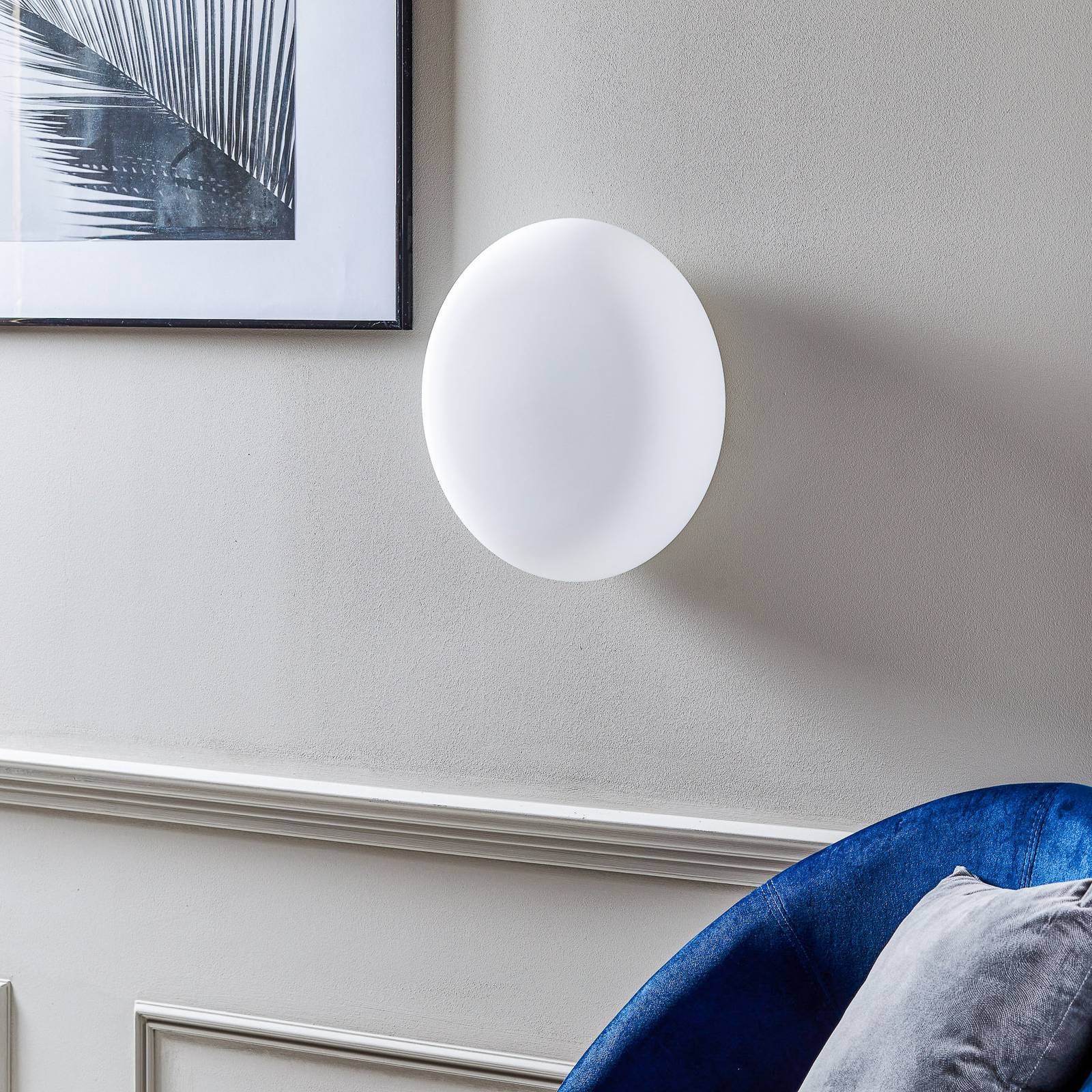 Applique Artemide Itka ronde en verre soufflé, posée sur un mur clair — vue 2