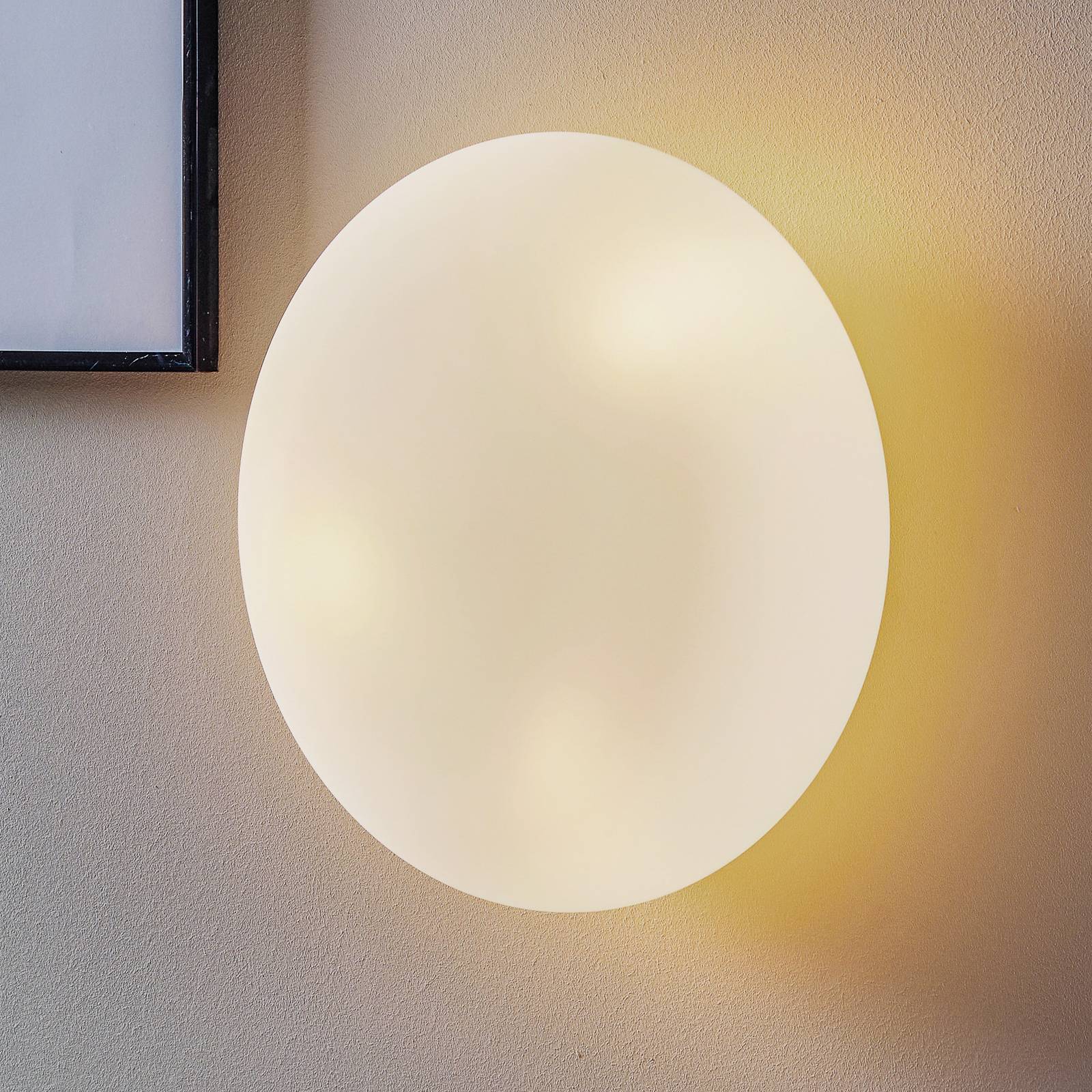 Applique Artemide Itka ronde en verre soufflé, posée sur un mur clair — vue 3