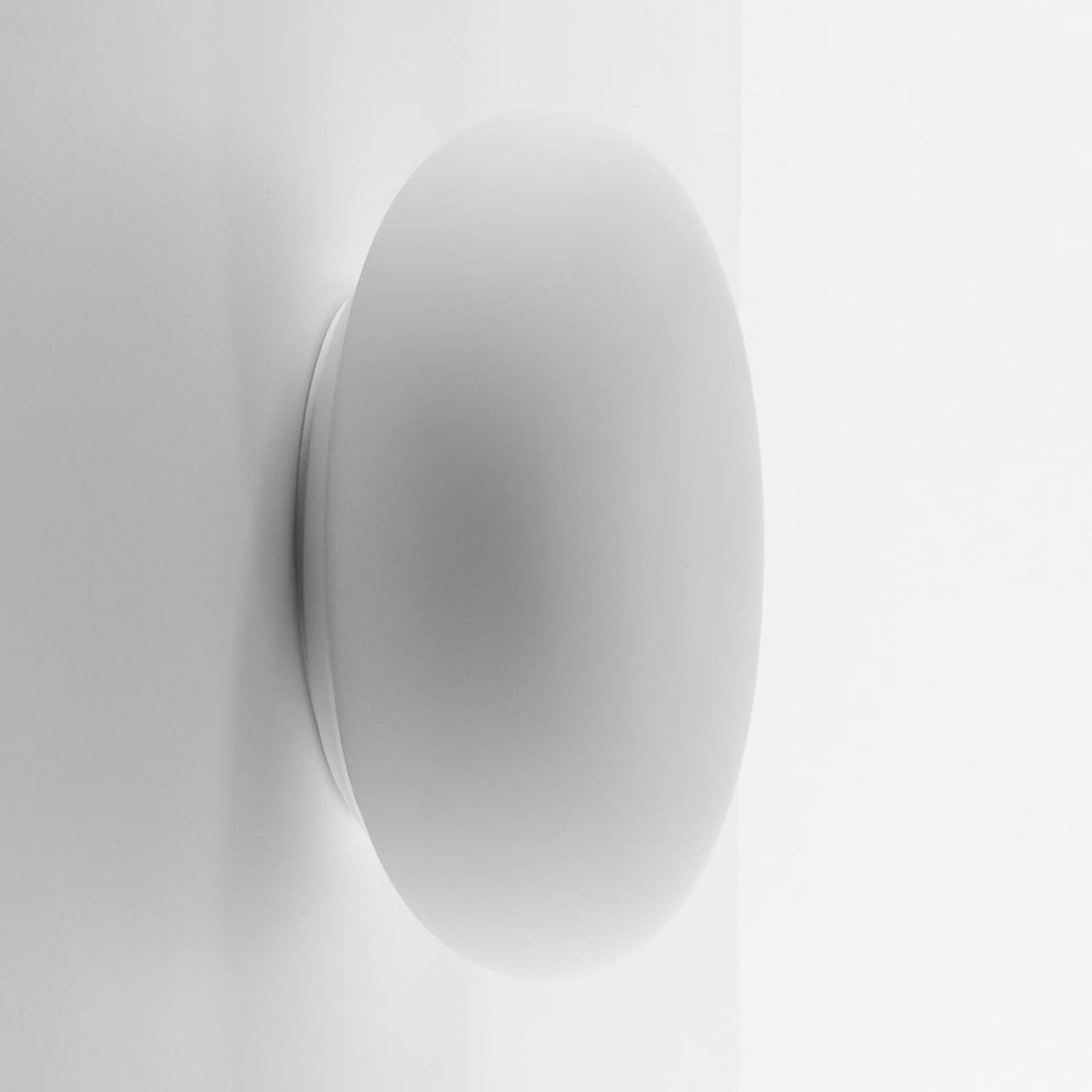 Applique murale Artemide Itka en verre soufflé, forme lenticulaire et format rond — vue 3