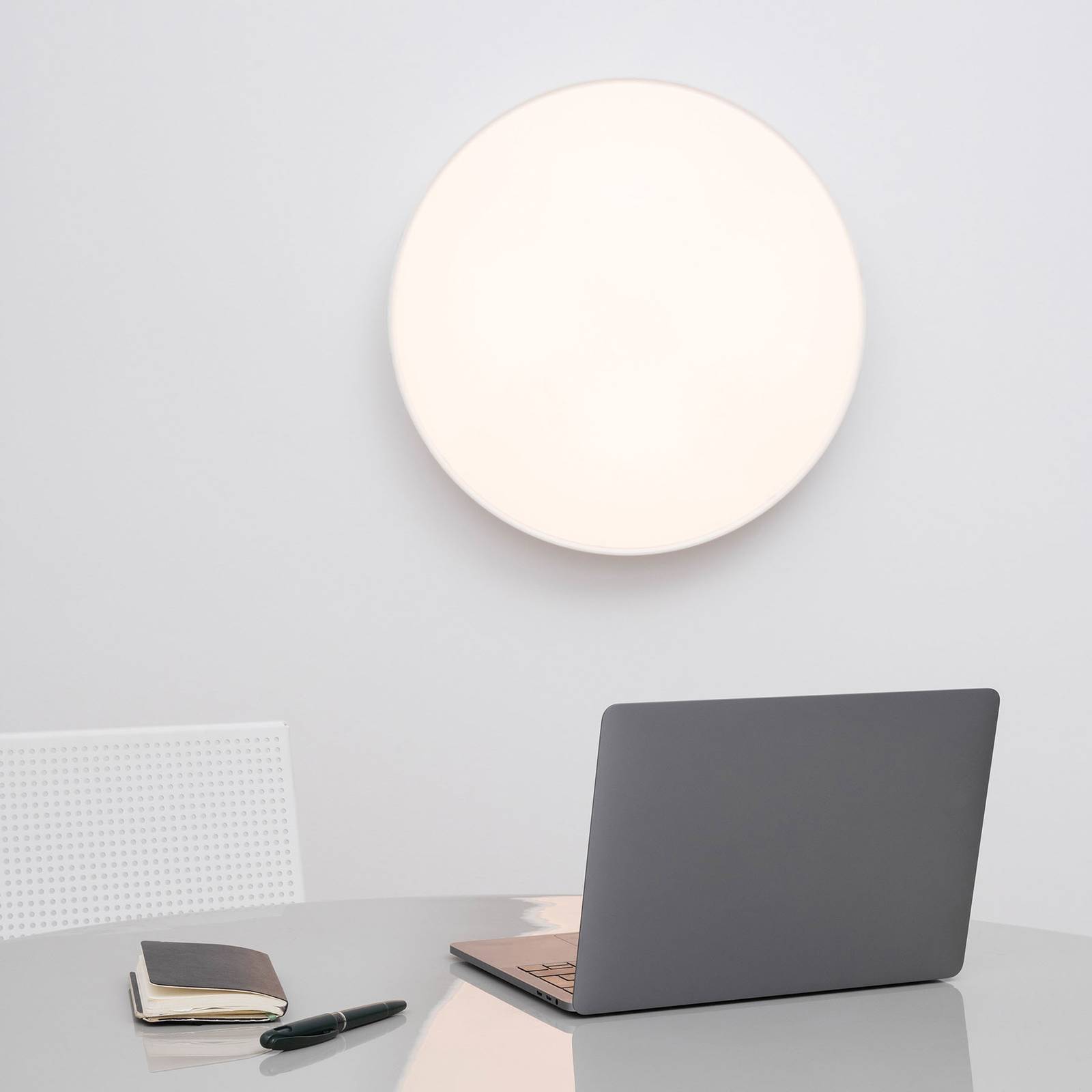 Applique Artemide Febe blanche, ronde, diffusant une lumière LED chaude au mur — vue 2