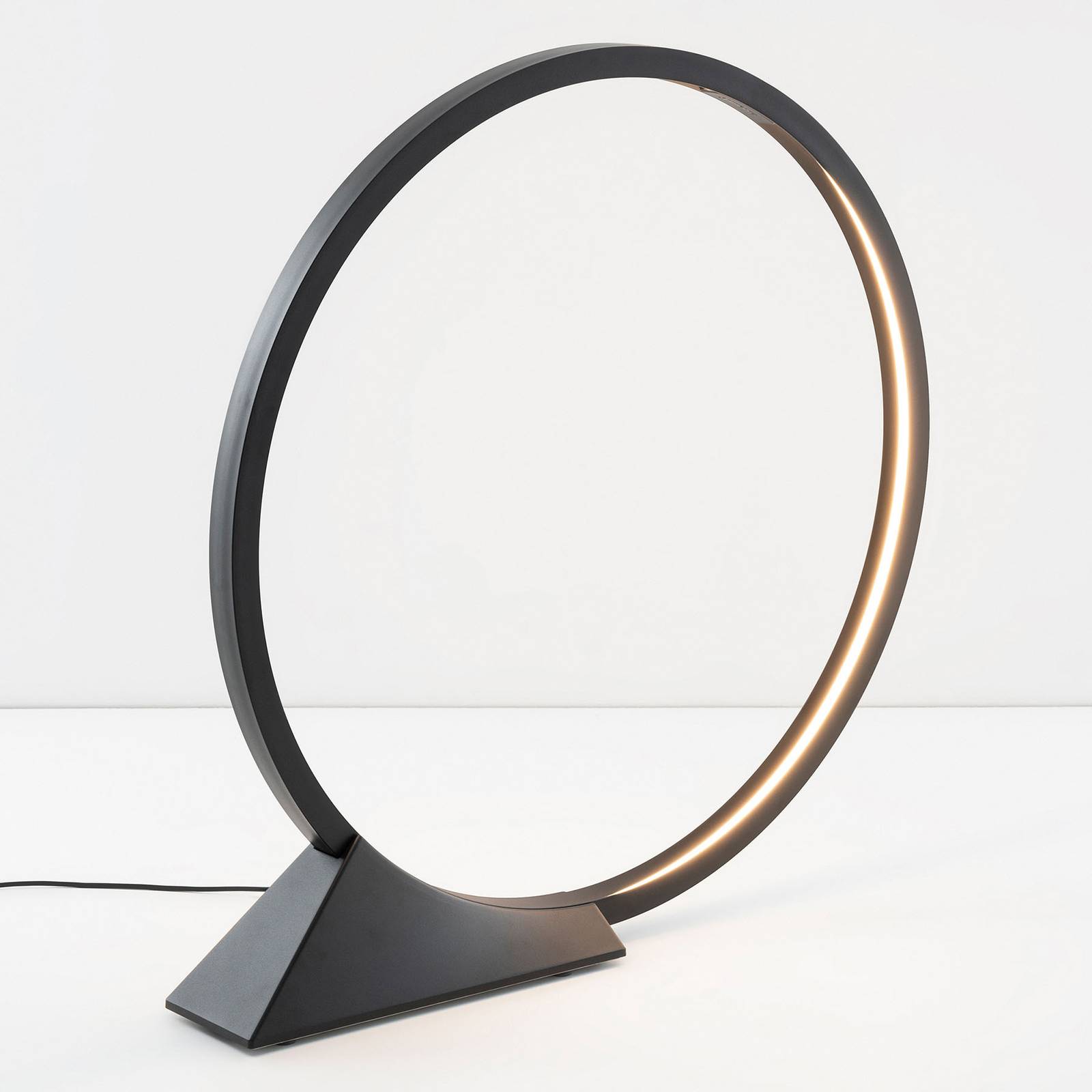 Lampadaire LED Artemide O noir à anneau lumineux diffusant une lumière blanche chaude — vue 4