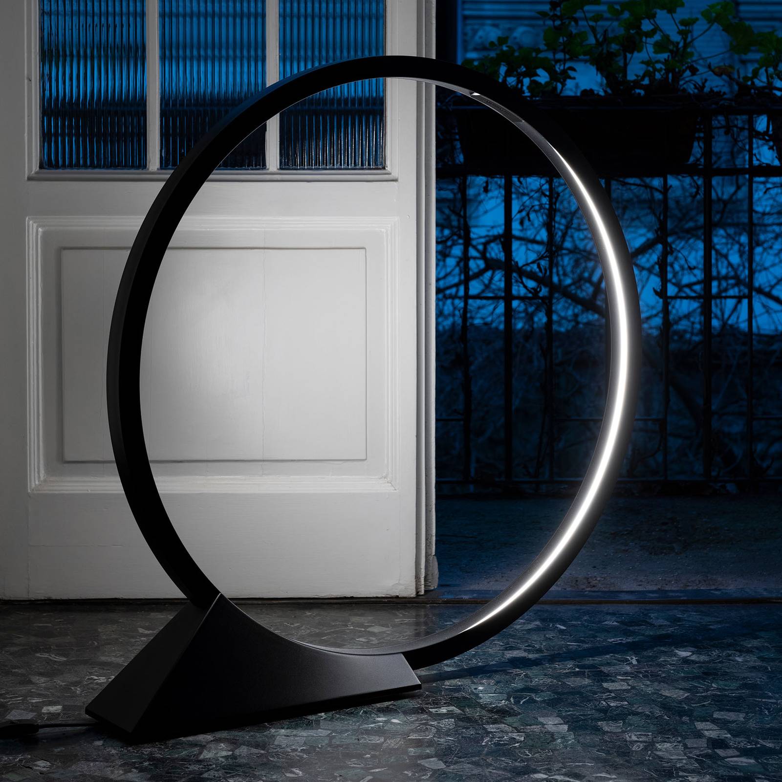 Lampadaire Artemide O à anneau lumineux LED et commande par application