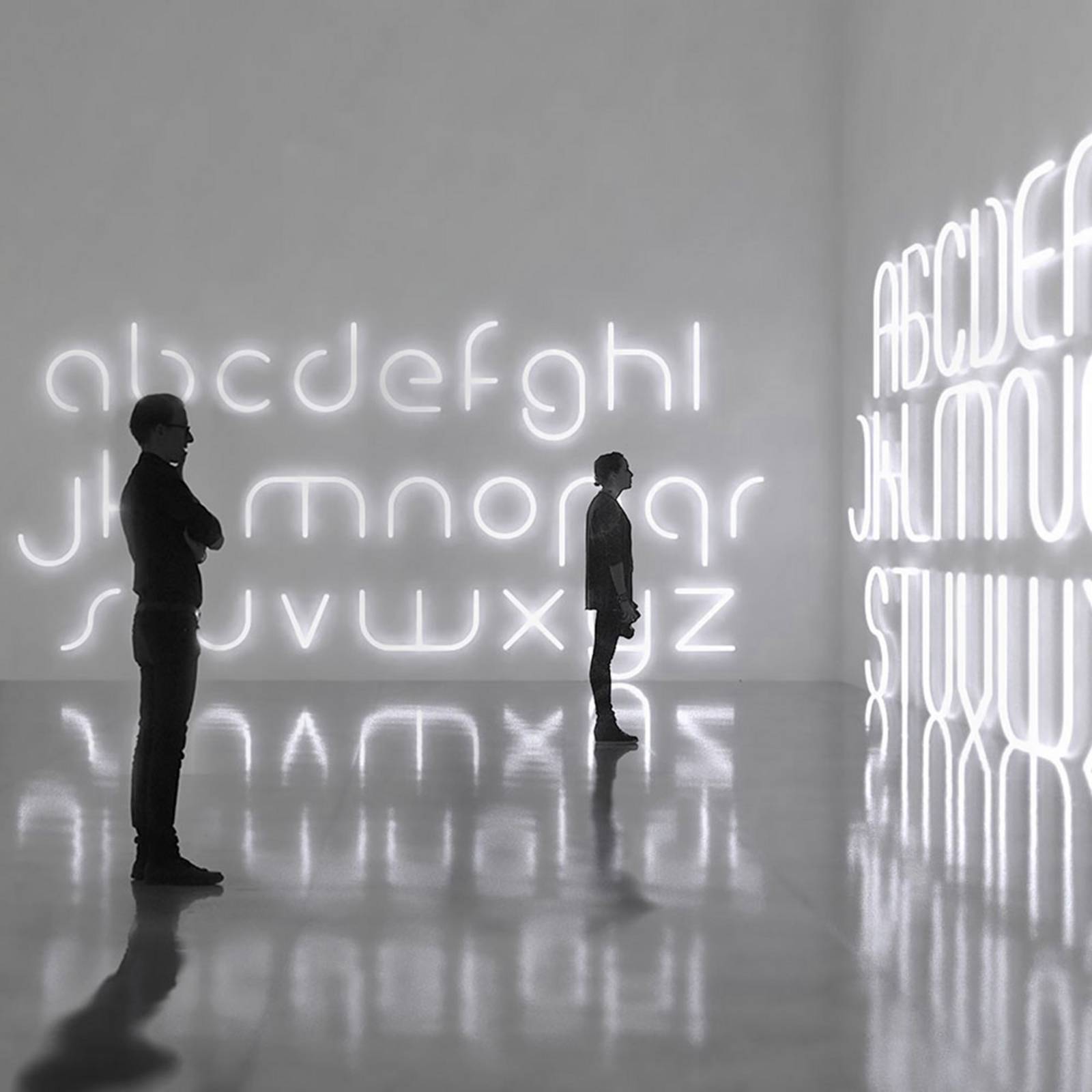 Applique Artemide Alphabet of Light avec lettre minuscule v pour décorer un mur — vue 3