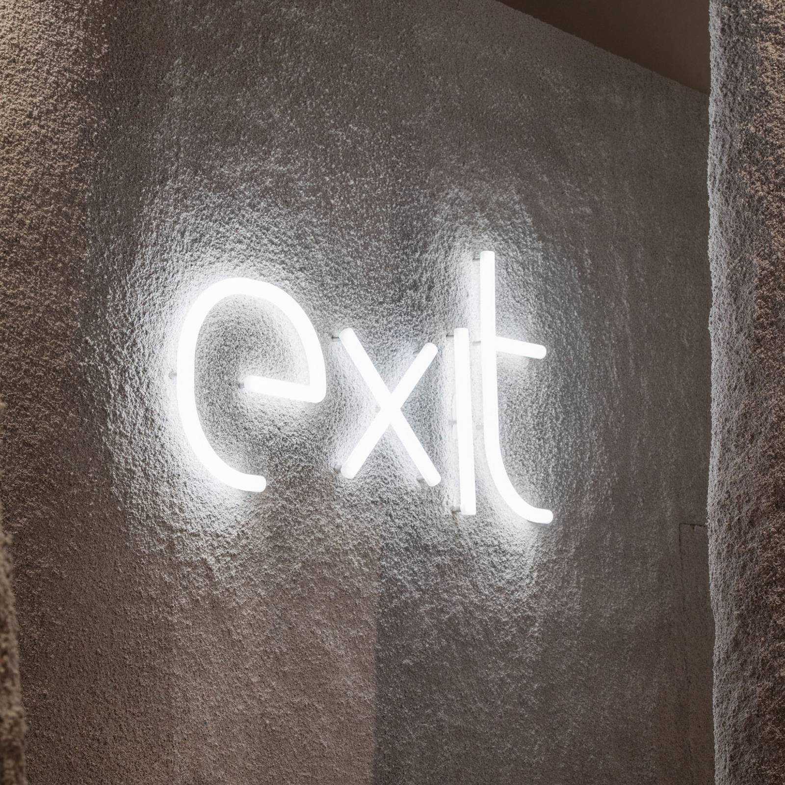Applique Artemide Alphabet of Light avec lettre minuscule v pour décorer un mur — vue 4