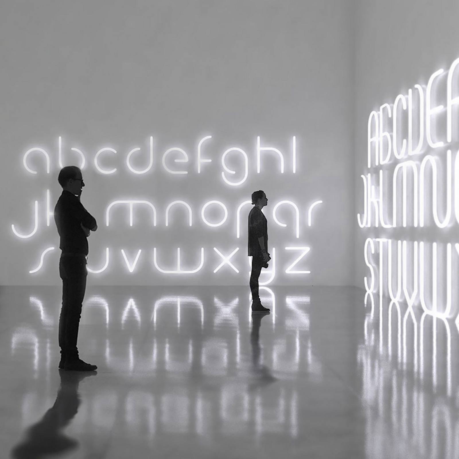 Applique Artemide Alphabet of Light w formant une lettre lumineuse au mur — vue 3