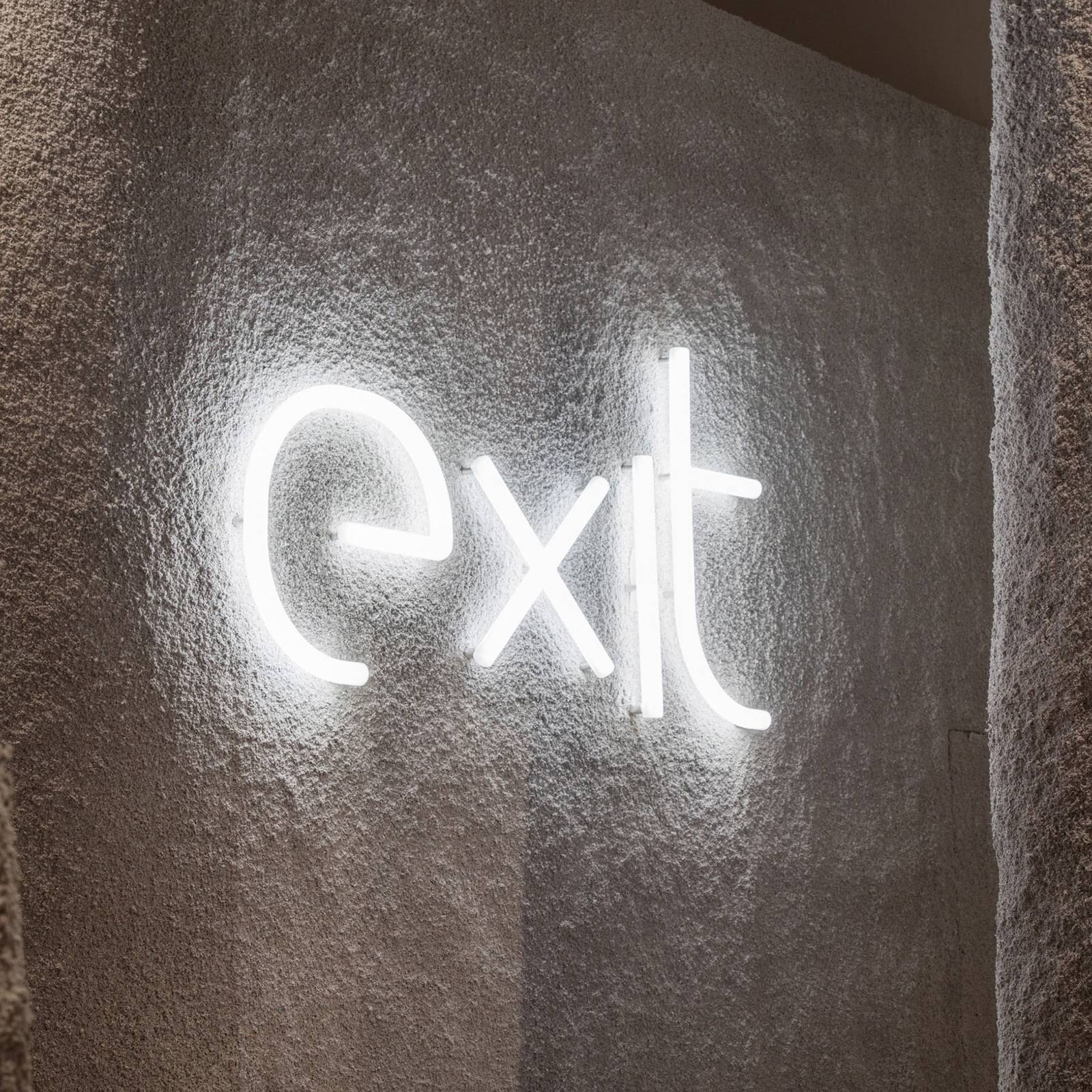 Applique Artemide Alphabet of Light w formant une lettre lumineuse au mur — vue 4