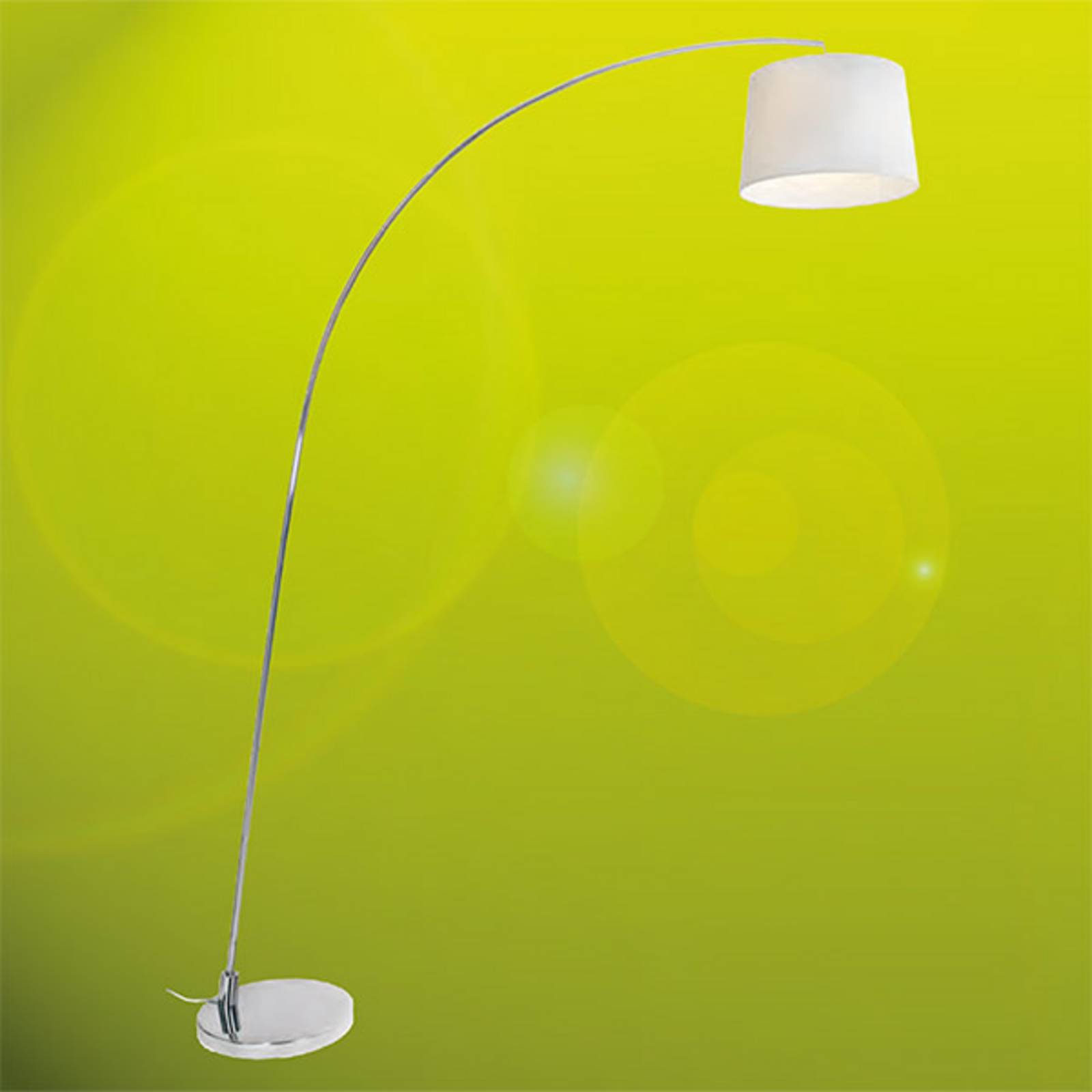 Lampadaire Aluminor Arc Is chromé avec grand arc près d’un canapé — vue 3