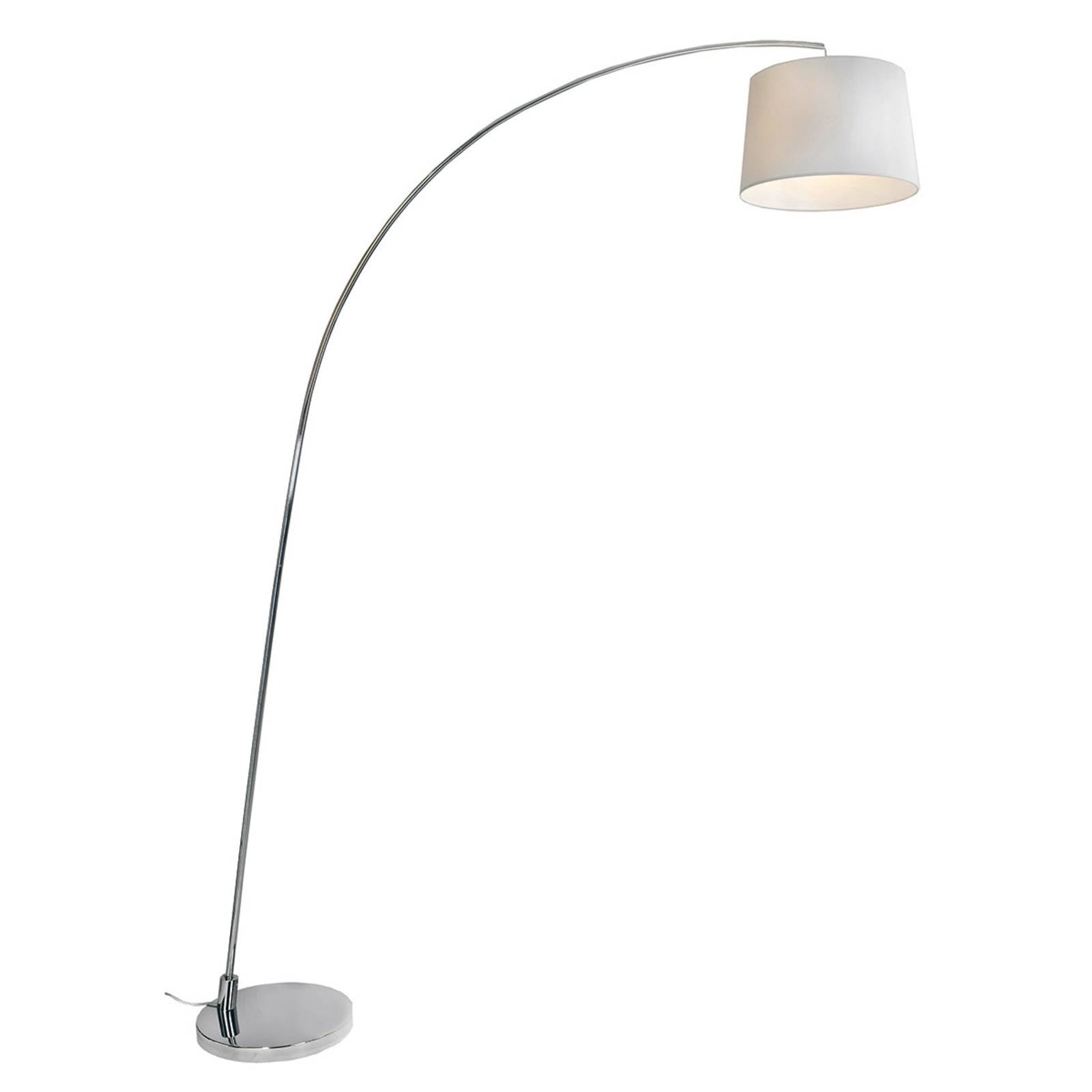 Lampadaire Aluminor Arc Is chromé avec grand arc près d’un canapé