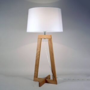 Lampe à poser Sacha LT avec pied croisé en bois et abat-jour tissu