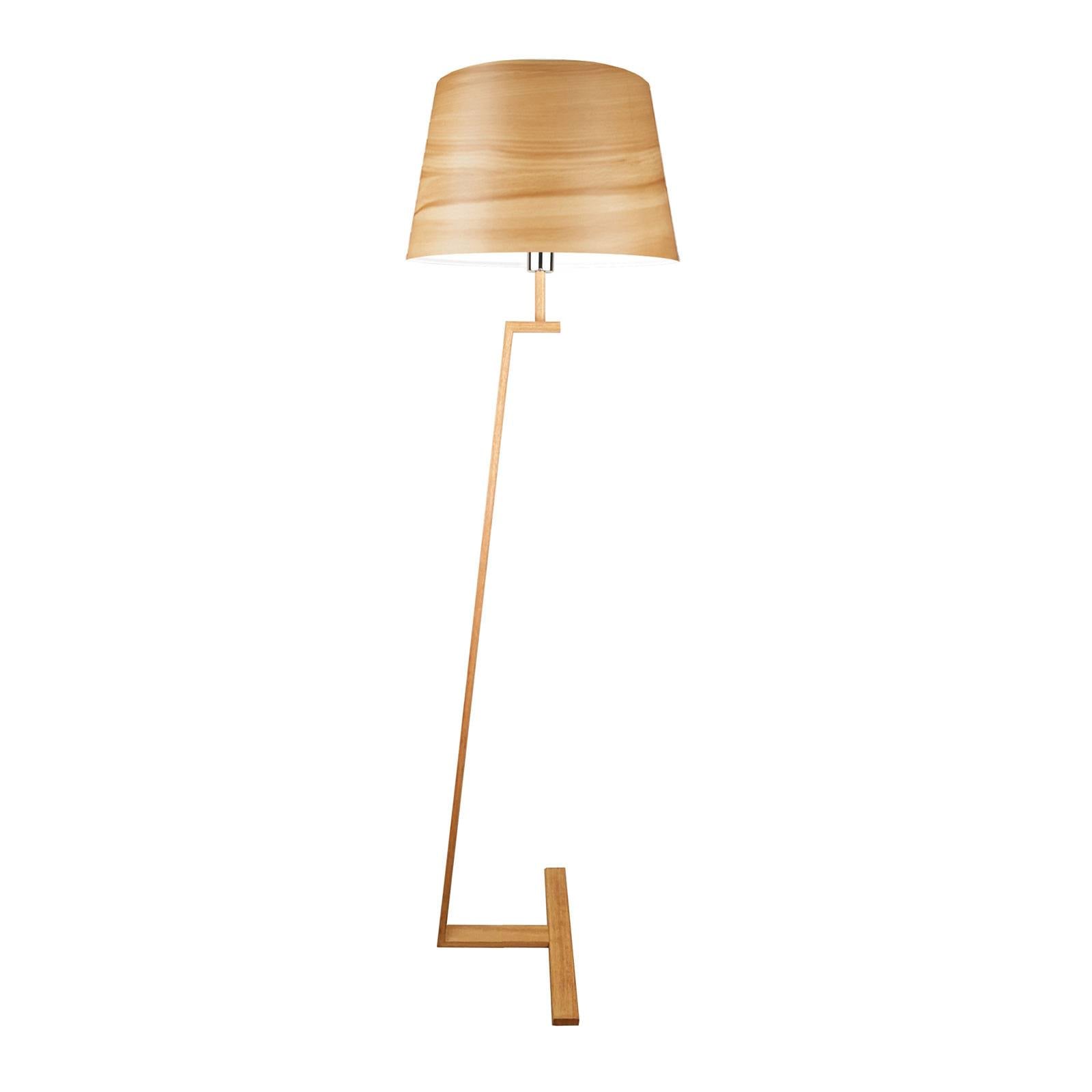 Lampadaire Aluminor Memphis LS avec abat-jour à l’aspect bois clair