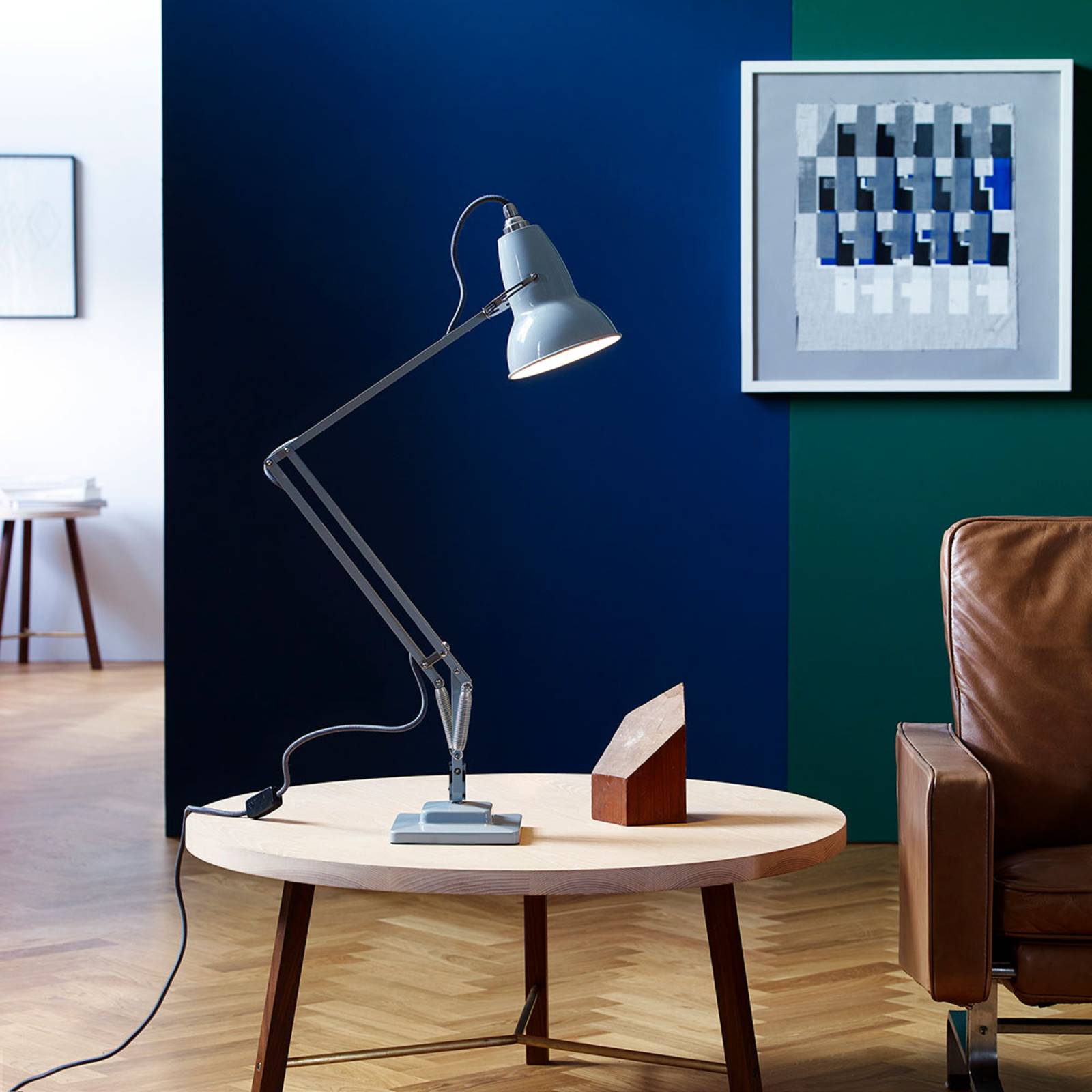 Lampe à poser Anglepoise Original 1227 grise à ressorts sur un bureau — vue 2