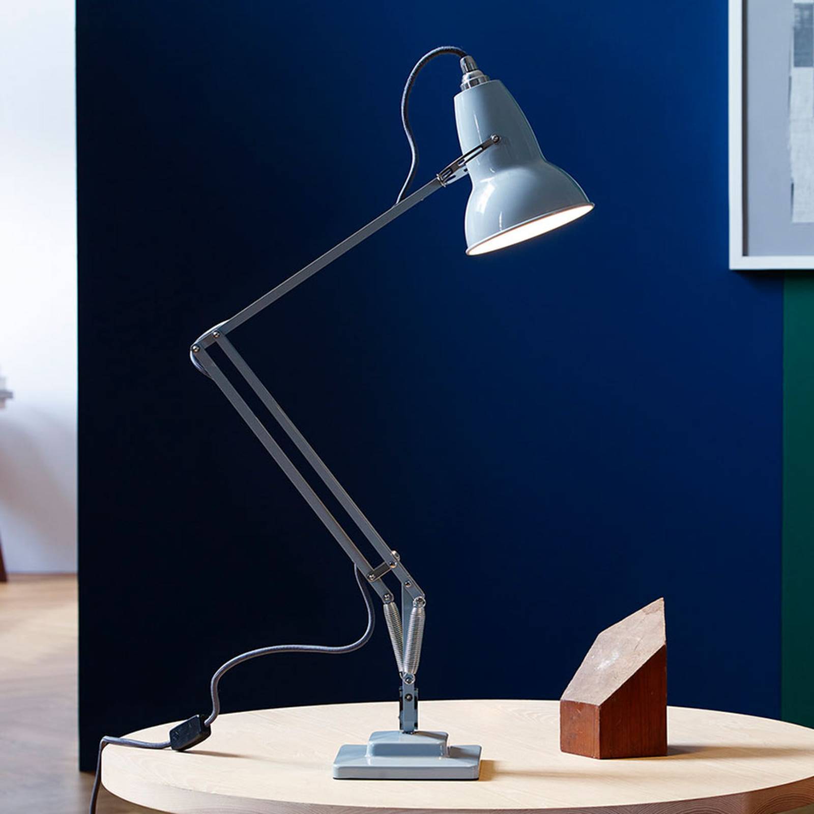 Lampe à poser Anglepoise Original 1227 grise à ressorts sur un bureau