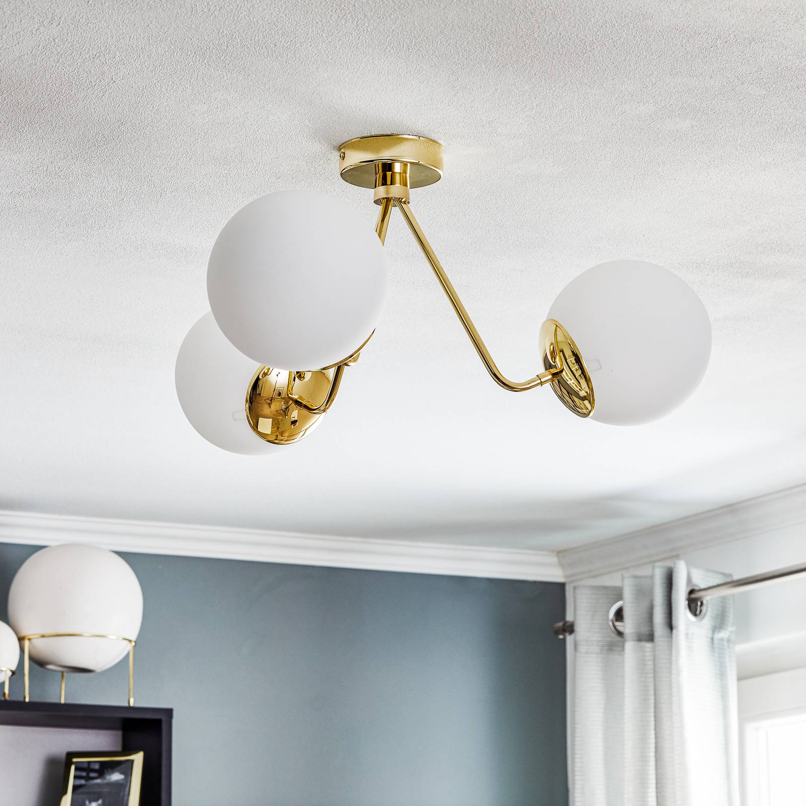 Plafonnier Argon Tuse à trois lampes en laiton et verre opale — vue 3
