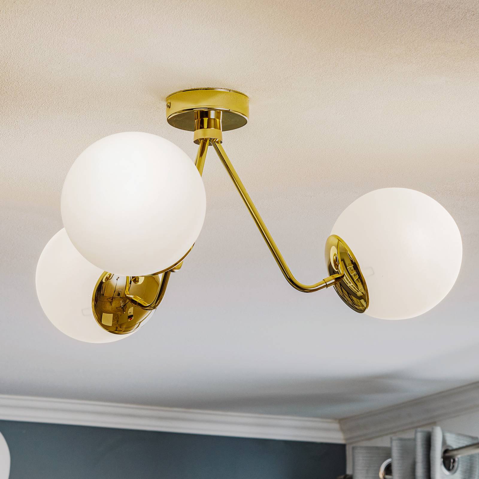 Plafonnier Argon Tuse à trois lampes en laiton et verre opale