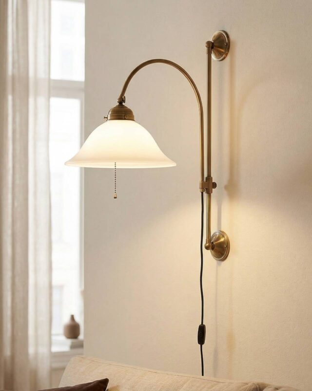Applique murale Berliner Messinglampen Rhodes en laiton patiné avec verre opale