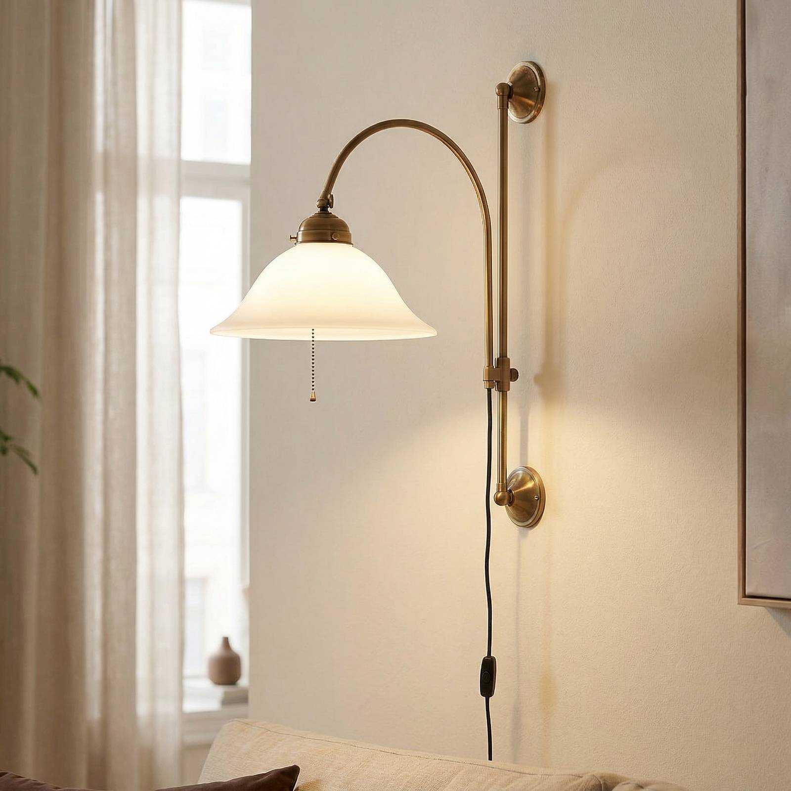 Applique murale Berliner Messinglampen Rhodes en laiton patiné avec verre opale