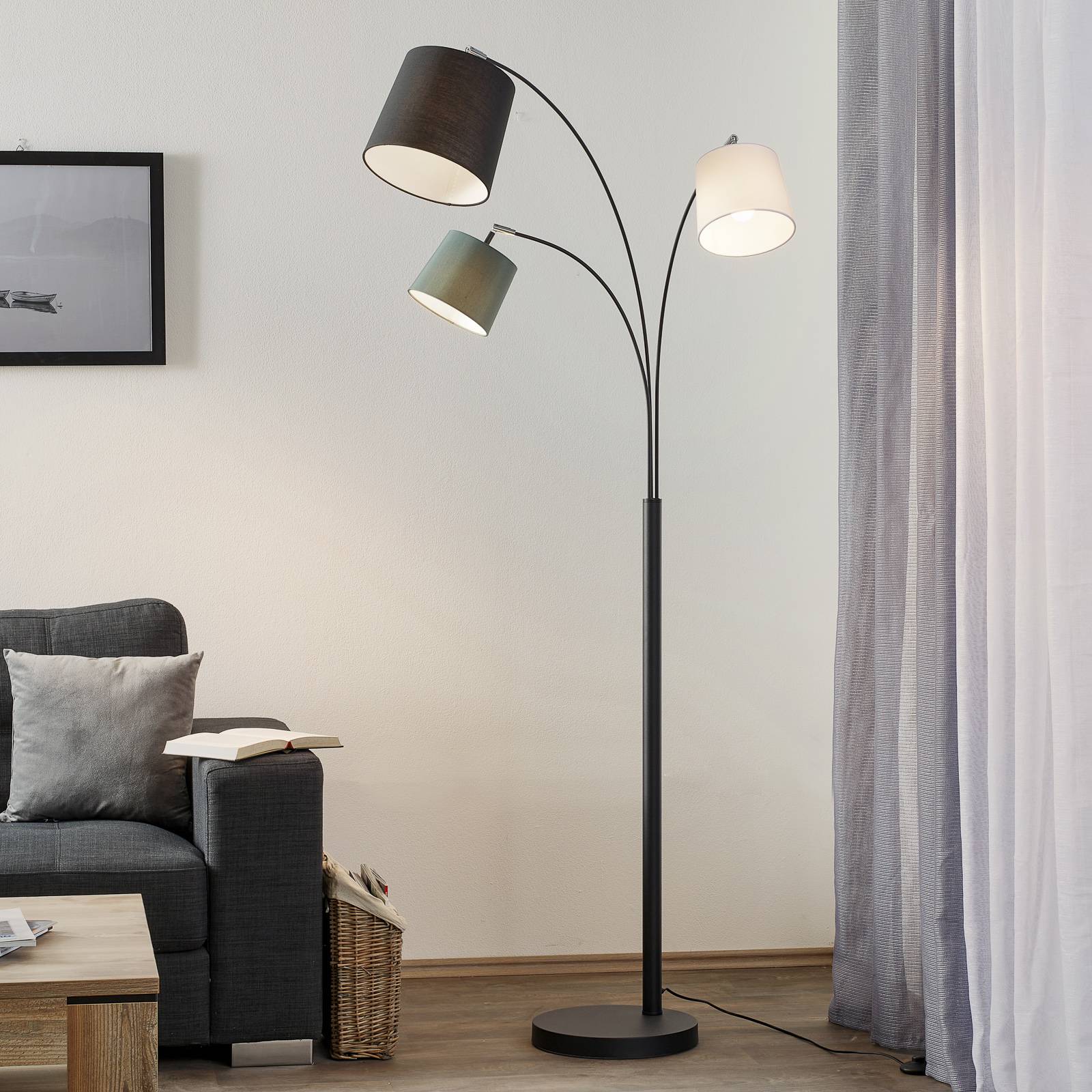 Lampadaire By Rydéns Foggy noir à trois abat-jours en tissu blanc, gris et noir