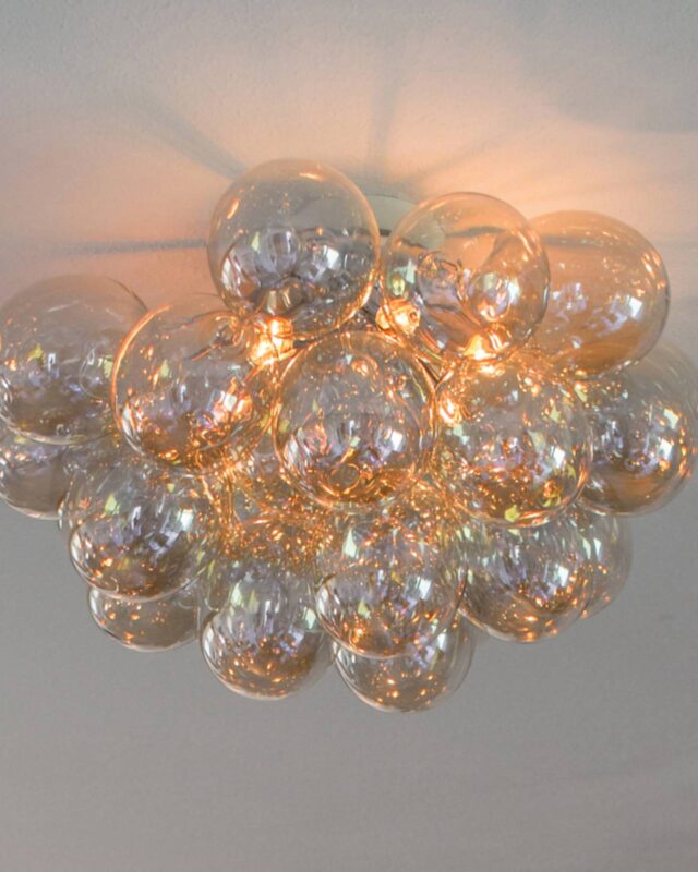 Plafonnier By Rydéns Gross ambré avec vingt boules de verre au plafond