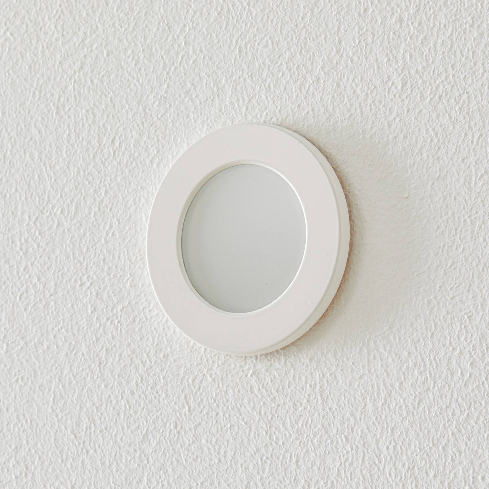 Une applique BEGA Accenta ronde encastrée avec cadre blanc et verre blanc — vue 2