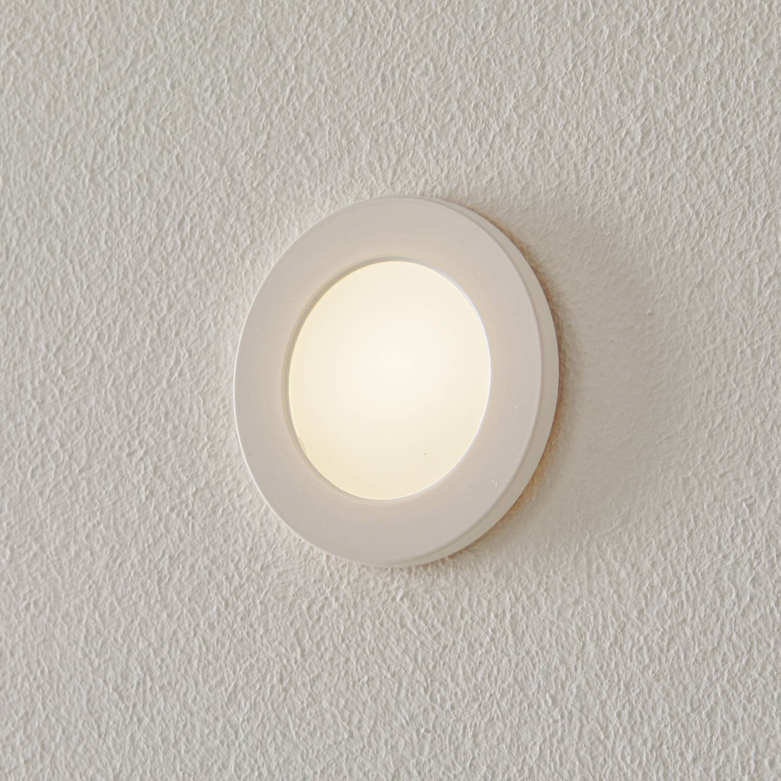 Une applique BEGA Accenta ronde encastrée avec cadre blanc et verre blanc