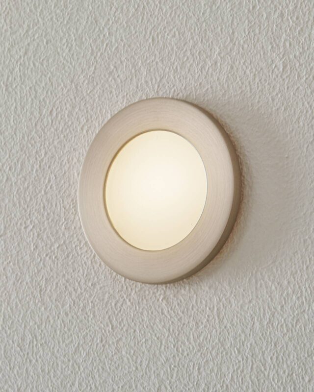 Applique BEGA Accenta ronde encastrable avec cadre métallique et verre blanc