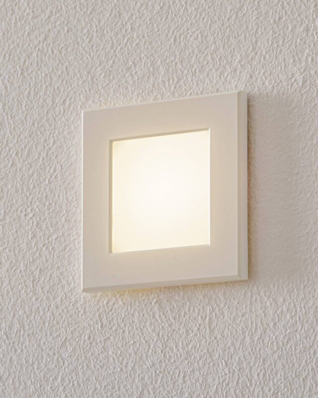 BEGA Accenta applique carrée à cadre blanc avec diffuseur en verre de sécurité