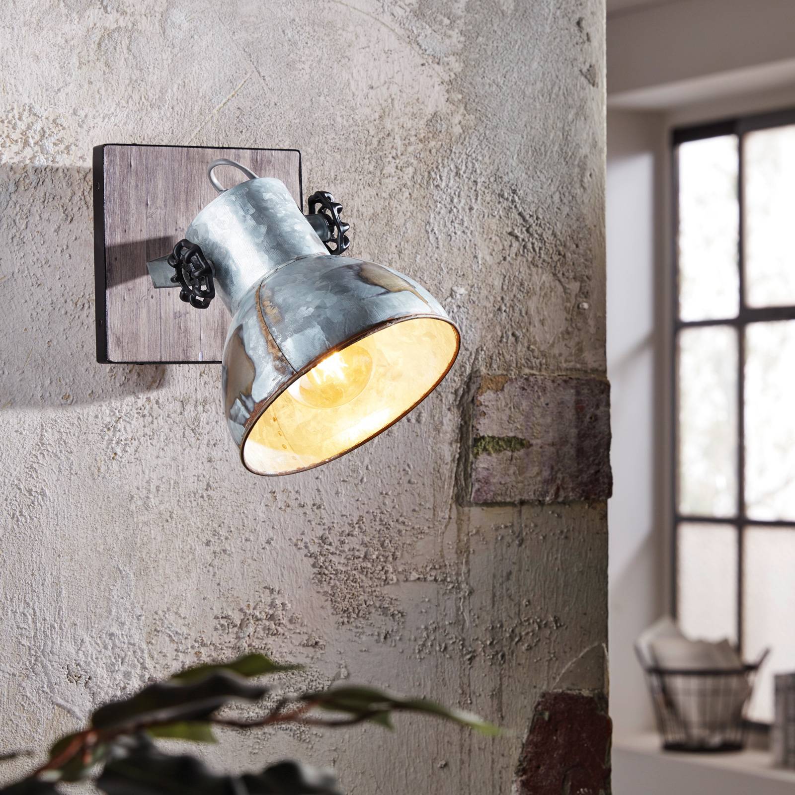 Plafonnier EGLO Barnstaple avec projecteur orientable et baldaquin en bois foncé — vue 2