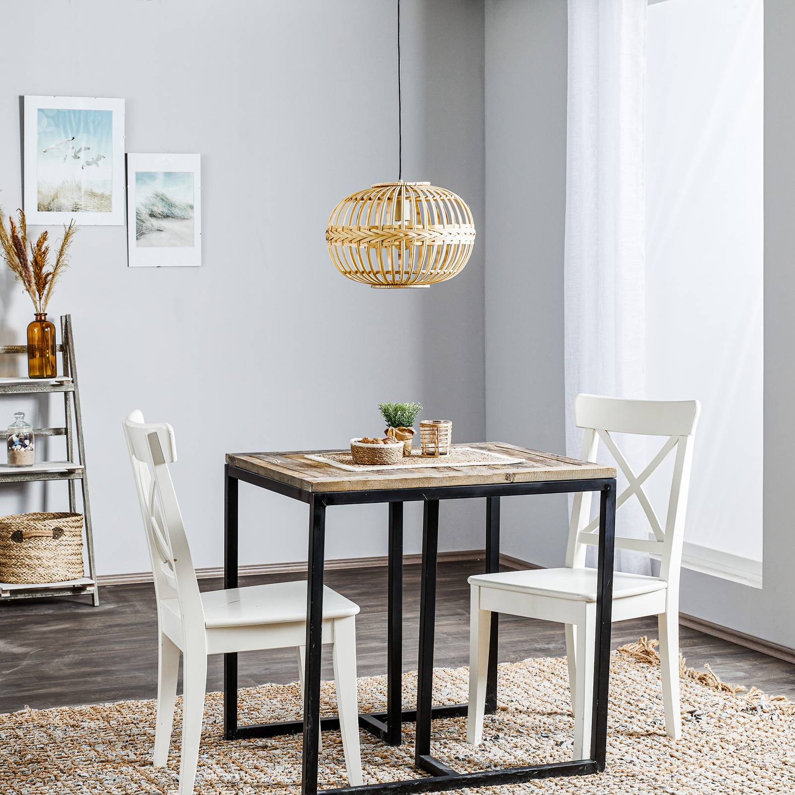Suspension EGLO Amsfield ovale en bambou ajouré au-dessus d’une table — vue 3