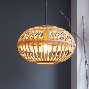 Suspension EGLO Amsfield ovale en bambou ajouré au-dessus d’une table