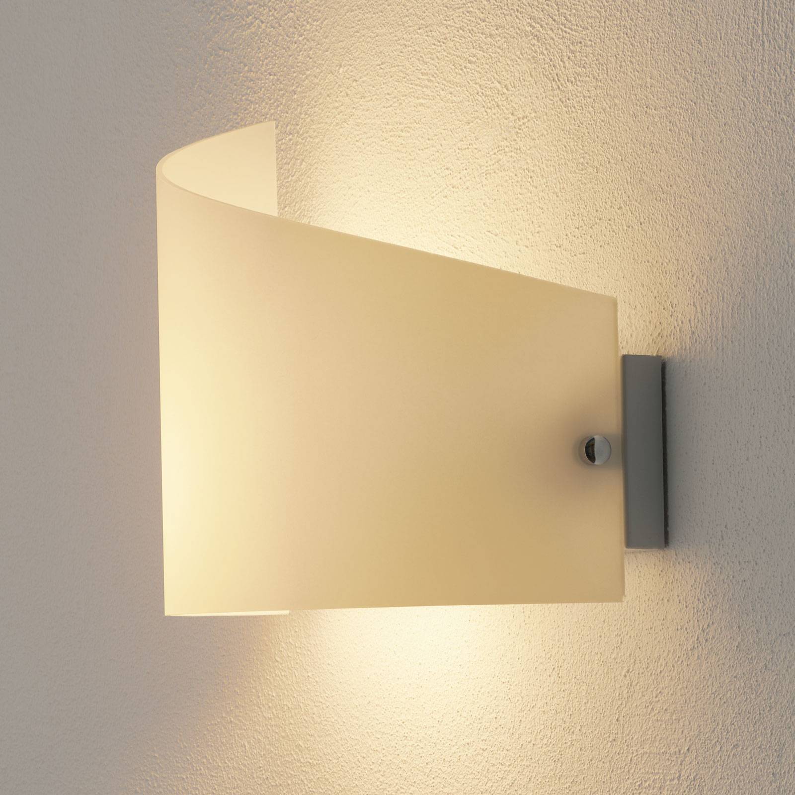 Applique Fabas Luce Moa avec abat-jour en verre courbé et structure métallique